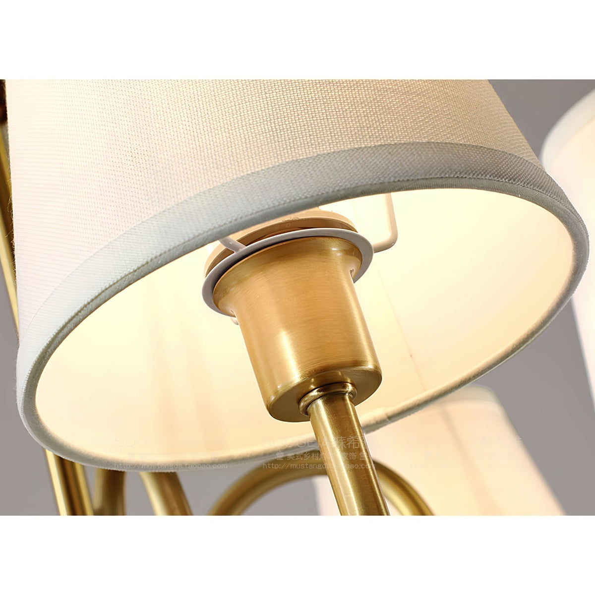 Klassischer Stoff-Kronleuchter mit Messingrahmen, mehreren Leuchtstellen und elegantem weißen Design für das Wohnzimmer | Sansoti