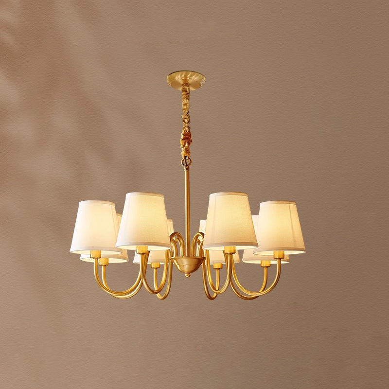 Klassischer Stoff-Kronleuchter mit Messingrahmen, mehreren Leuchtstellen und elegantem weißen Design für das Wohnzimmer | Sansoti