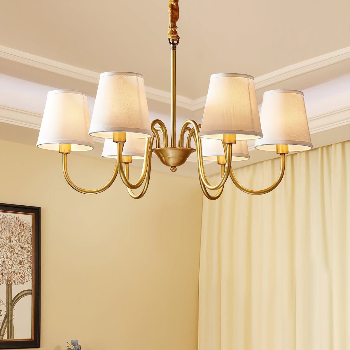Klassischer Stoff-Kronleuchter mit Messingrahmen, mehreren Leuchtstellen und elegantem weißen Design für das Wohnzimmer | Sansoti