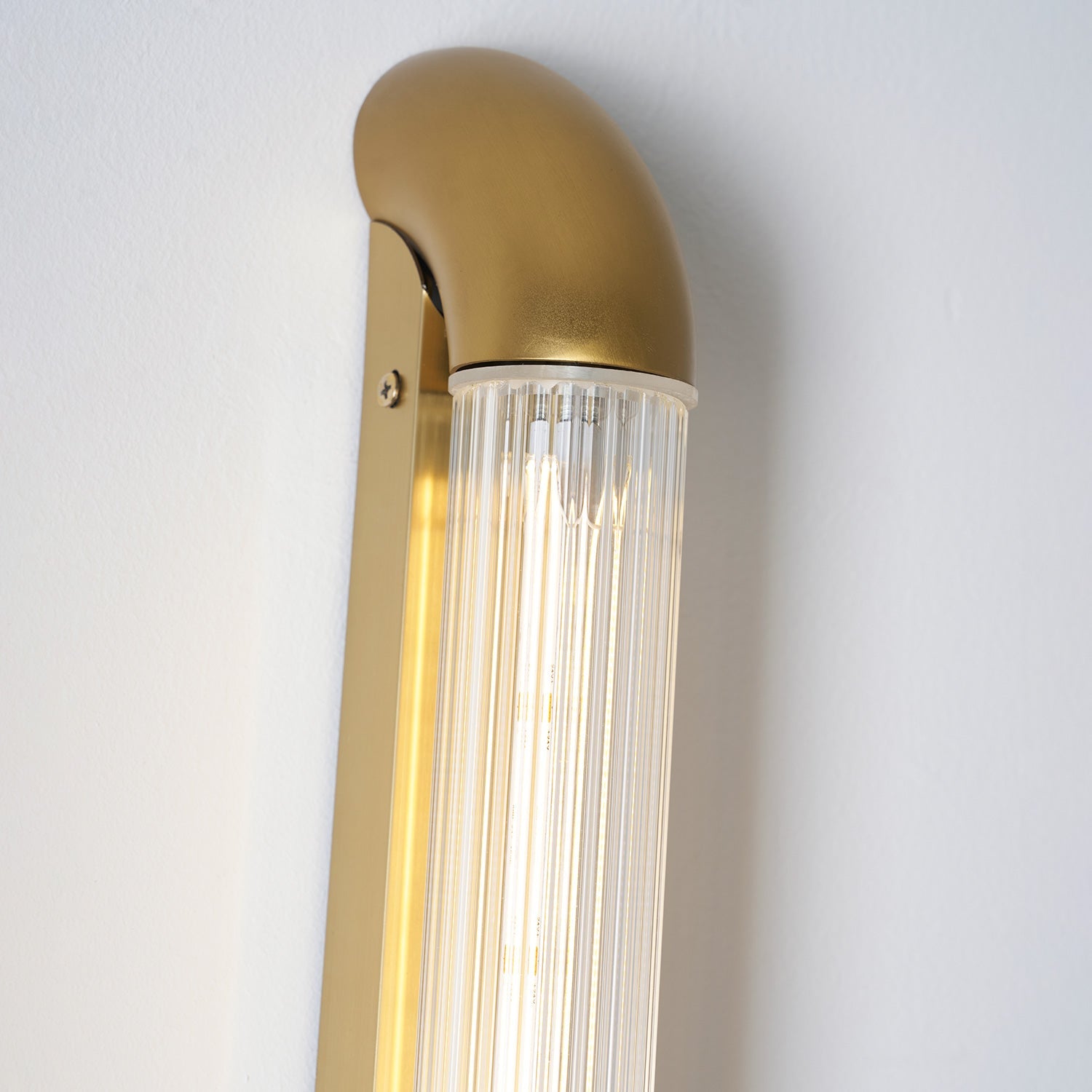Wandlamp met Geribbelde Glazen Buis en Gebogen Roestvrijstalen Accenten | Moderne Verlichting met Geïntegreerde LED | Sansoti