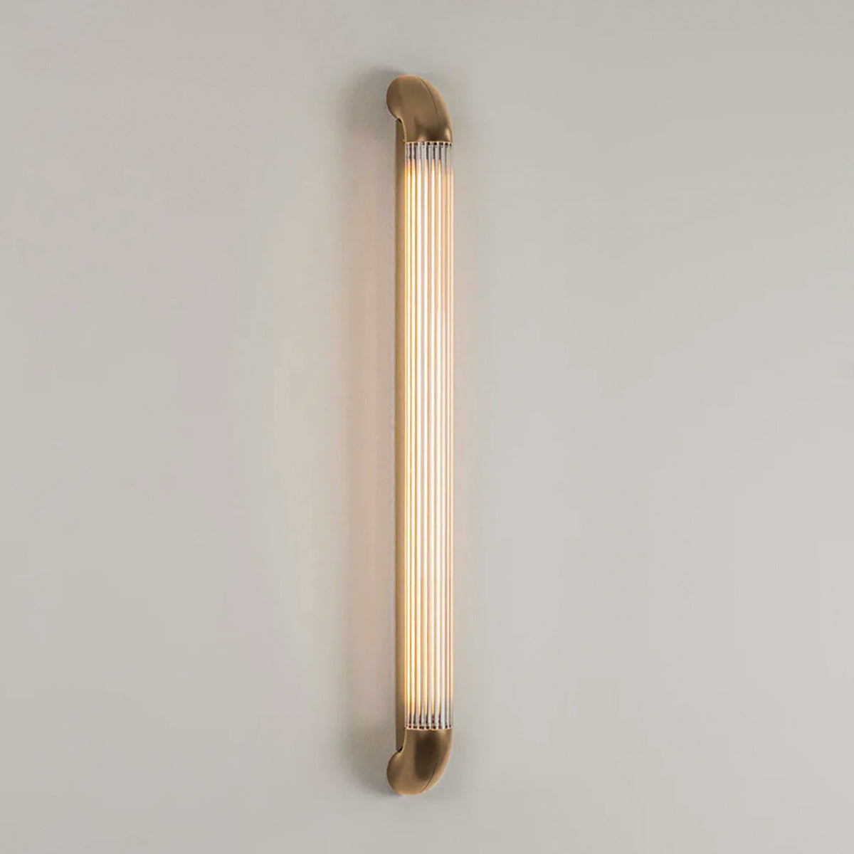 Wandlamp met Geribbelde Glazen Buis en Gebogen Roestvrijstalen Accenten | Moderne Verlichting met Geïntegreerde LED | Sansoti