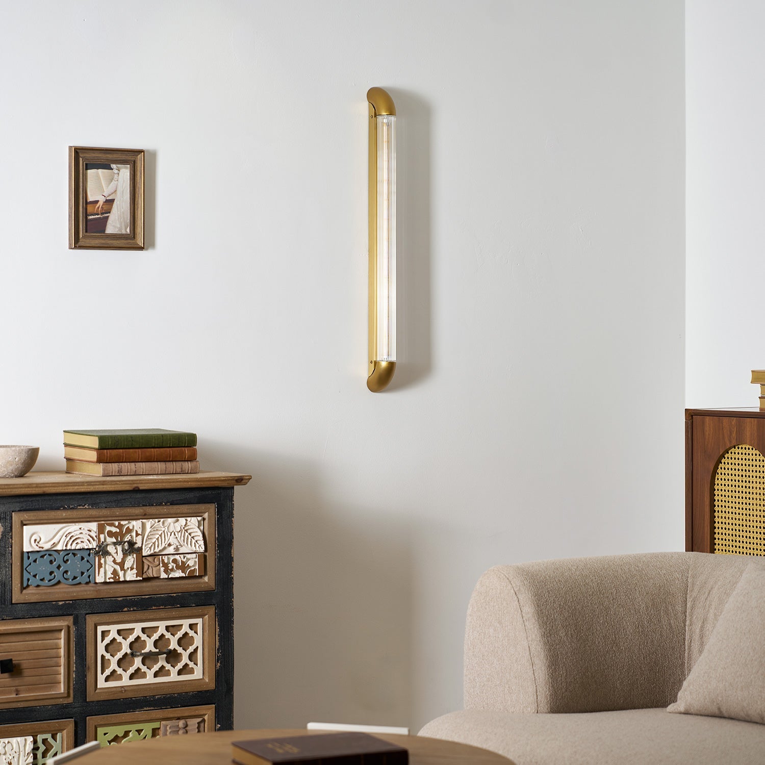 Wandlamp met Geribbelde Glazen Buis en Gebogen Roestvrijstalen Accenten | Moderne Verlichting met Geïntegreerde LED | Sansoti
