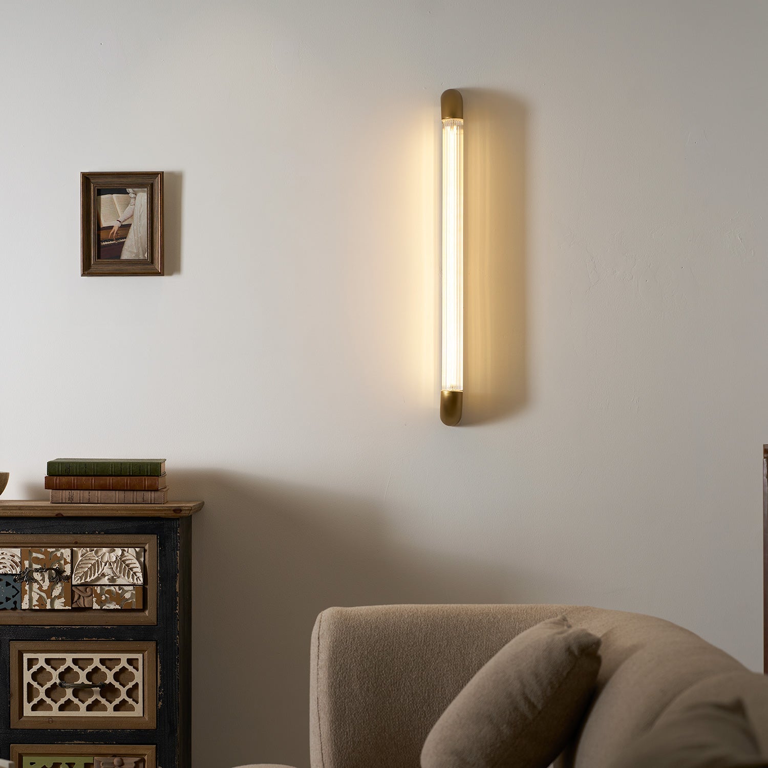 Wandlamp met Geribbelde Glazen Buis en Gebogen Roestvrijstalen Accenten | Moderne Verlichting met Geïntegreerde LED | Sansoti
