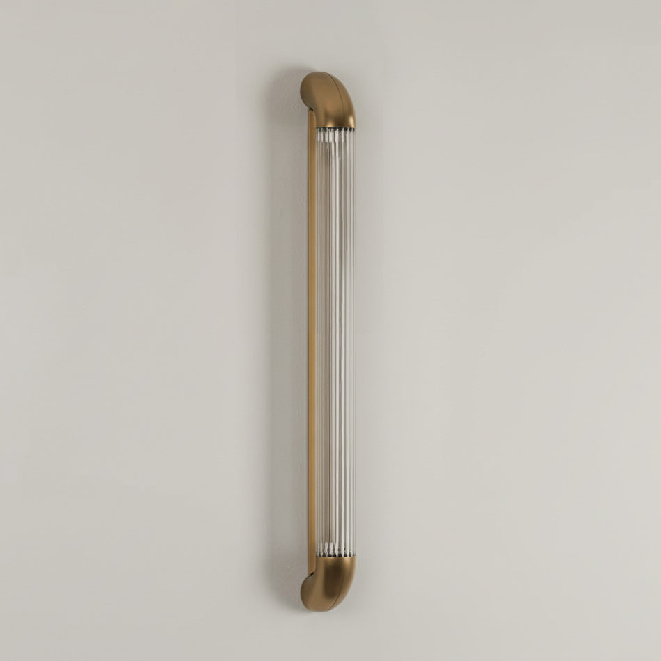 Wandlamp met Geribbelde Glazen Buis en Gebogen Roestvrijstalen Accenten | Moderne Verlichting met Geïntegreerde LED | Sansoti