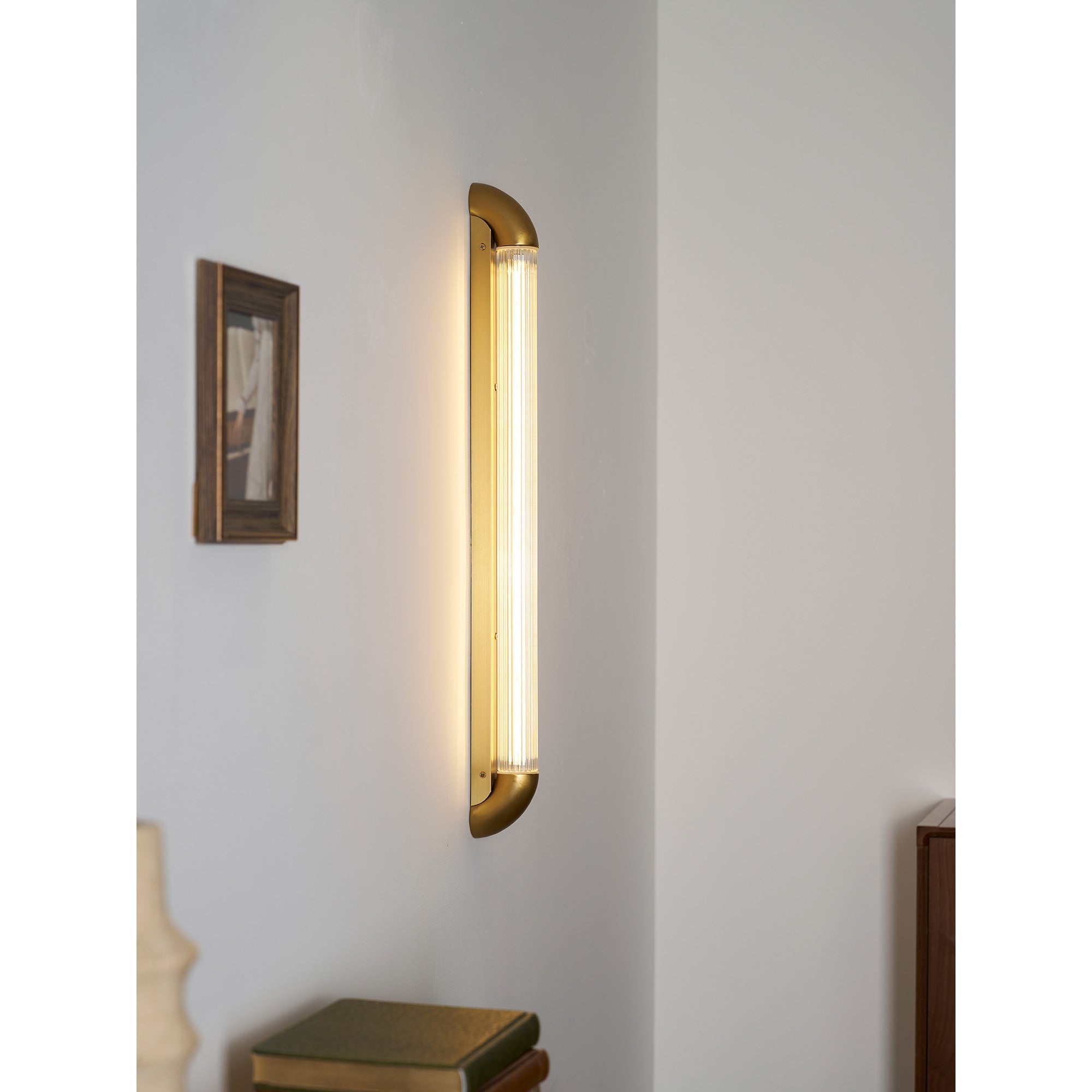 Wandlamp met Geribbelde Glazen Buis en Gebogen Roestvrijstalen Accenten | Moderne Verlichting met Geïntegreerde LED | Sansoti