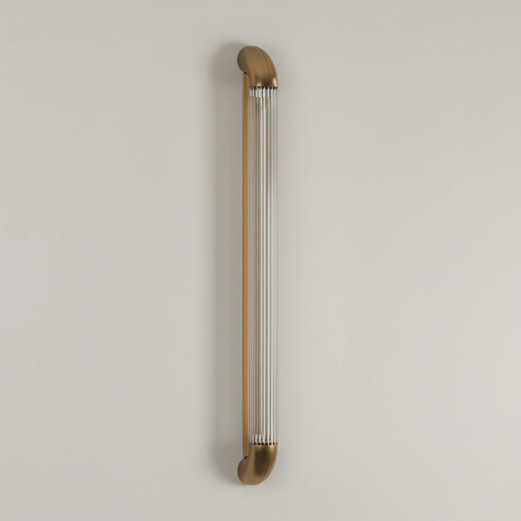 Wandlamp met Geribbelde Glazen Buis en Gebogen Roestvrijstalen Accenten | Moderne Verlichting met Geïntegreerde LED | Sansoti
