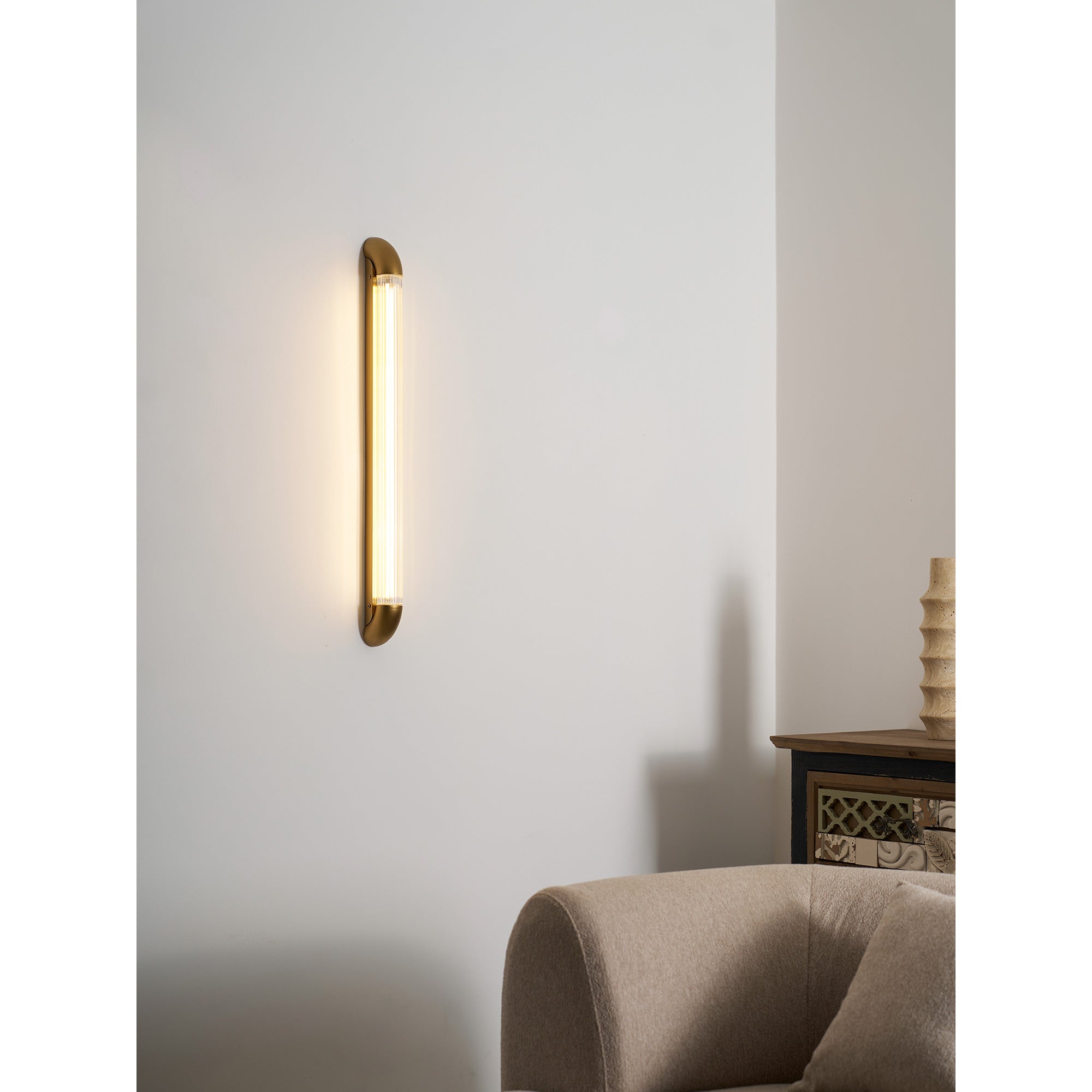 Wandlamp met Geribbelde Glazen Buis en Gebogen Roestvrijstalen Accenten | Moderne Verlichting met Geïntegreerde LED | Sansoti