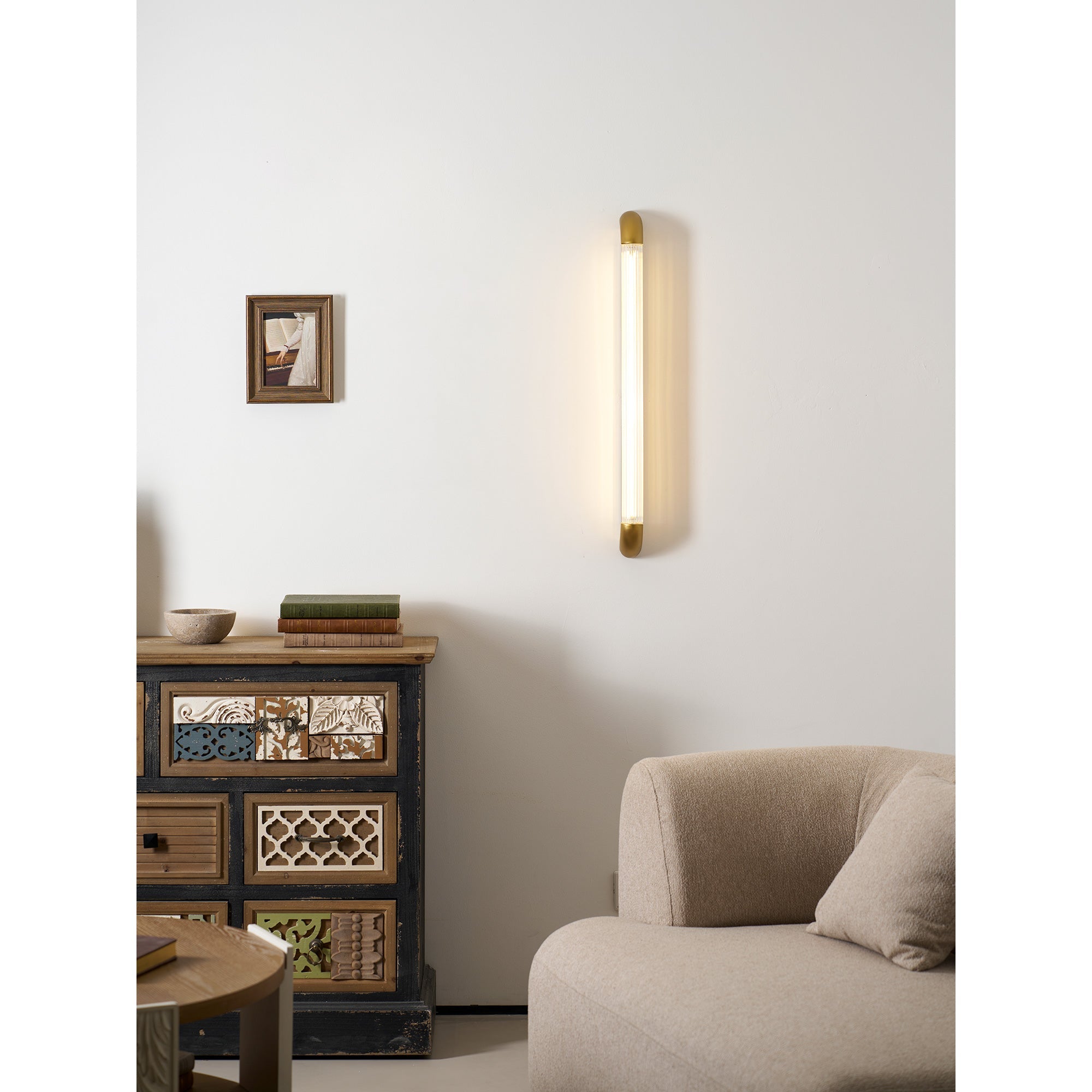Wandlamp met Geribbelde Glazen Buis en Gebogen Roestvrijstalen Accenten | Moderne Verlichting met Geïntegreerde LED | Sansoti