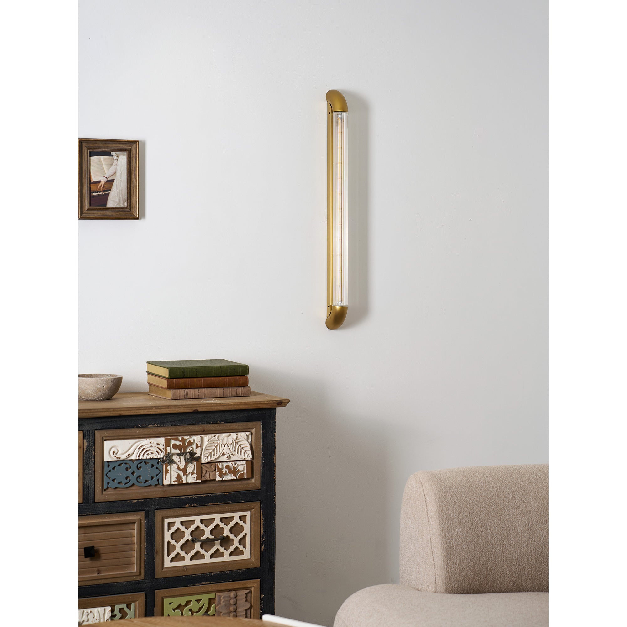 Wandlamp met Geribbelde Glazen Buis en Gebogen Roestvrijstalen Accenten | Moderne Verlichting met Geïntegreerde LED | Sansoti