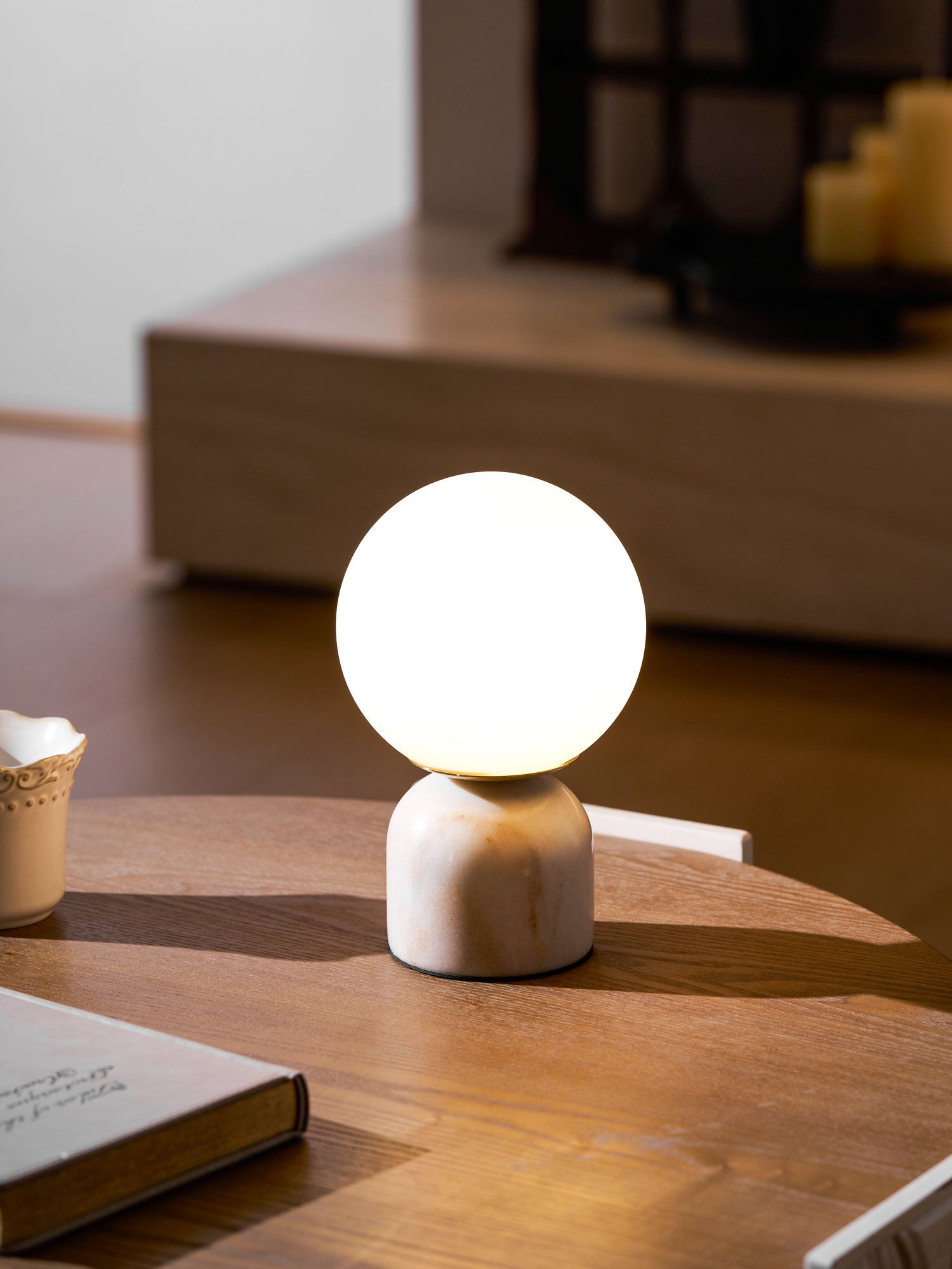 Marmeren Tafellamp met Glazen Bol – Scandinavisch Design voor Sfeervol Accent | Sansoti