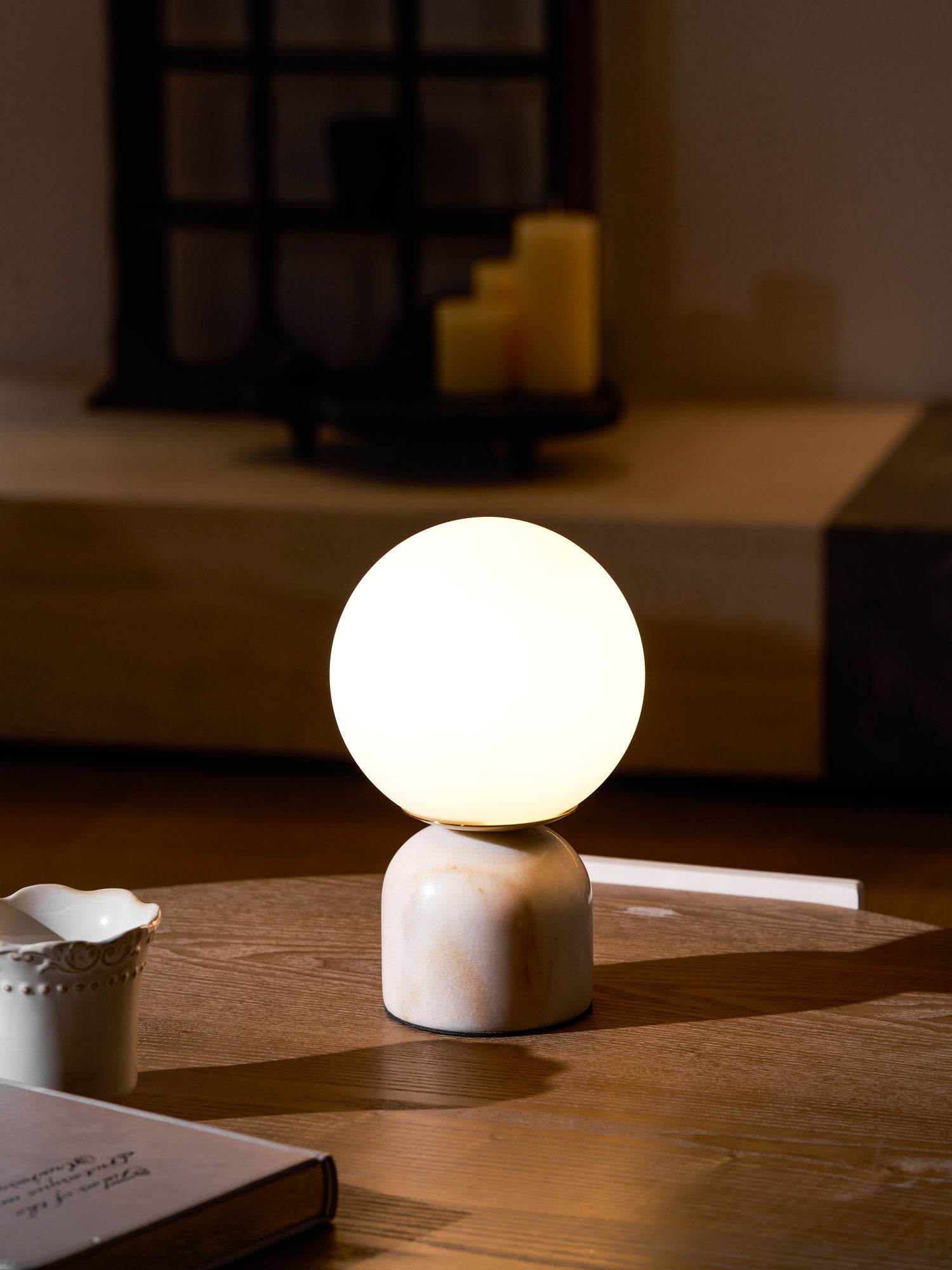 Marmeren Tafellamp met Glazen Bol – Scandinavisch Design voor Sfeervol Accent | Sansoti