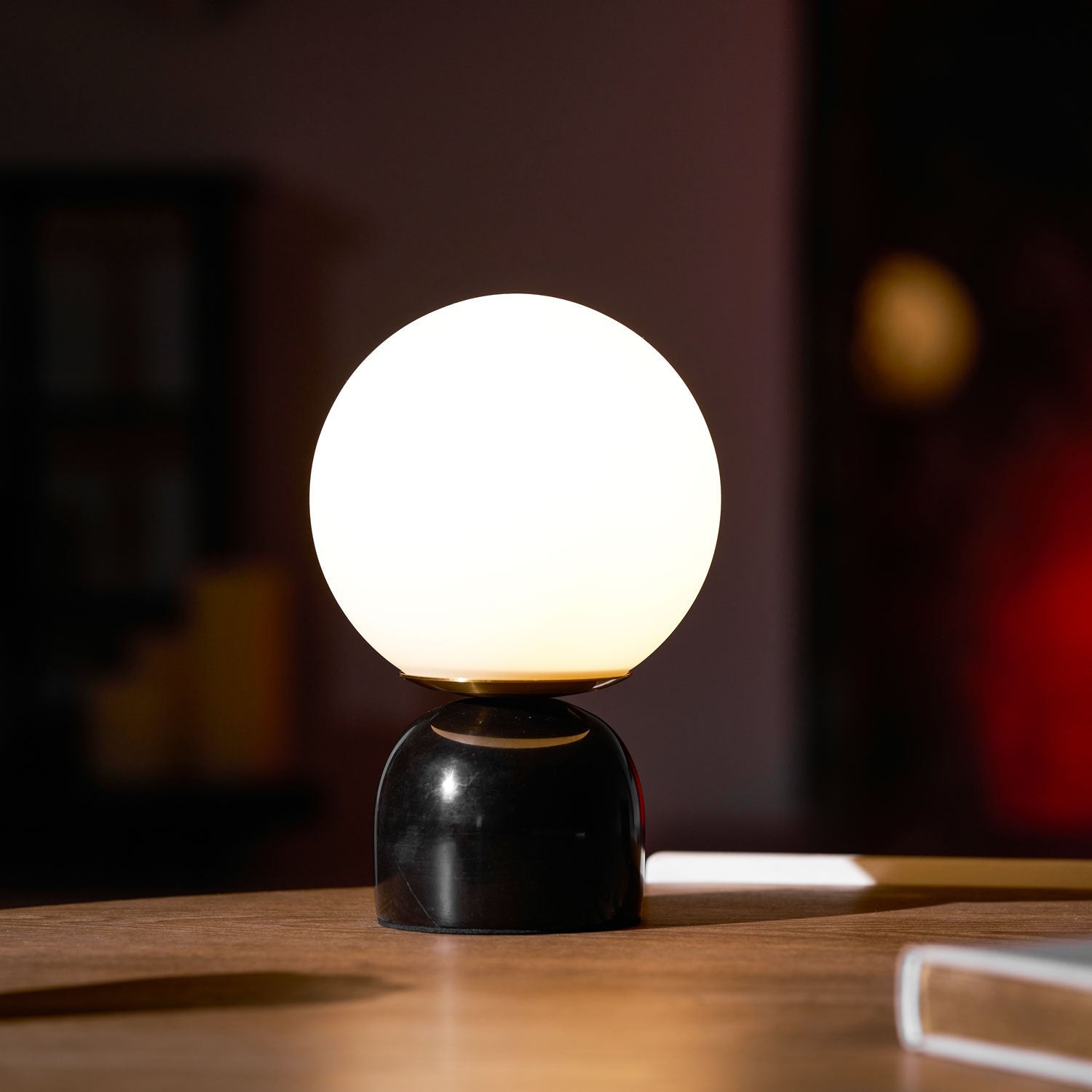 Marmeren Tafellamp met Glazen Bol – Scandinavisch Design voor Sfeervol Accent | Sansoti