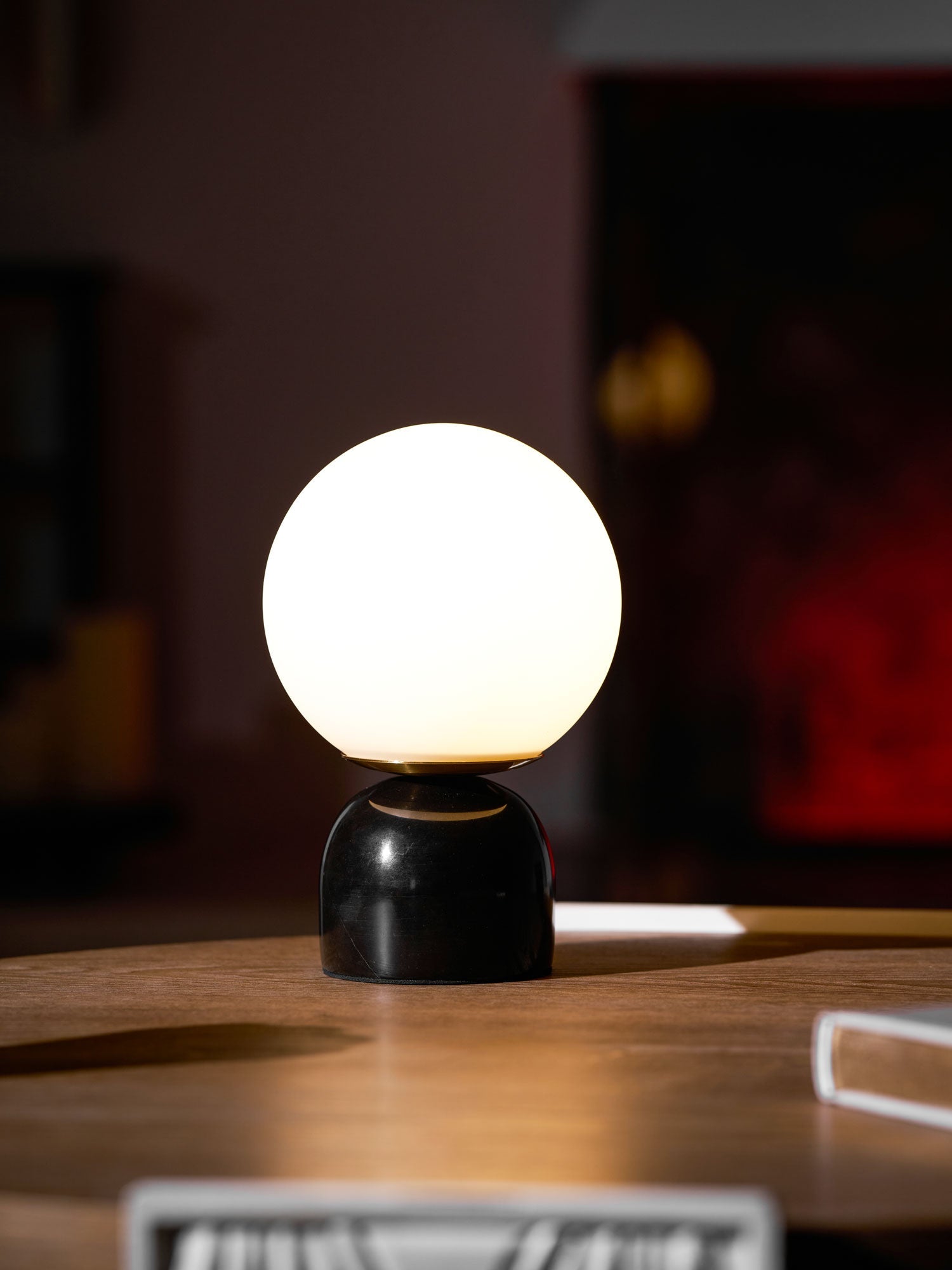 Marmeren Tafellamp met Glazen Bol – Scandinavisch Design voor Sfeervol Accent | Sansoti