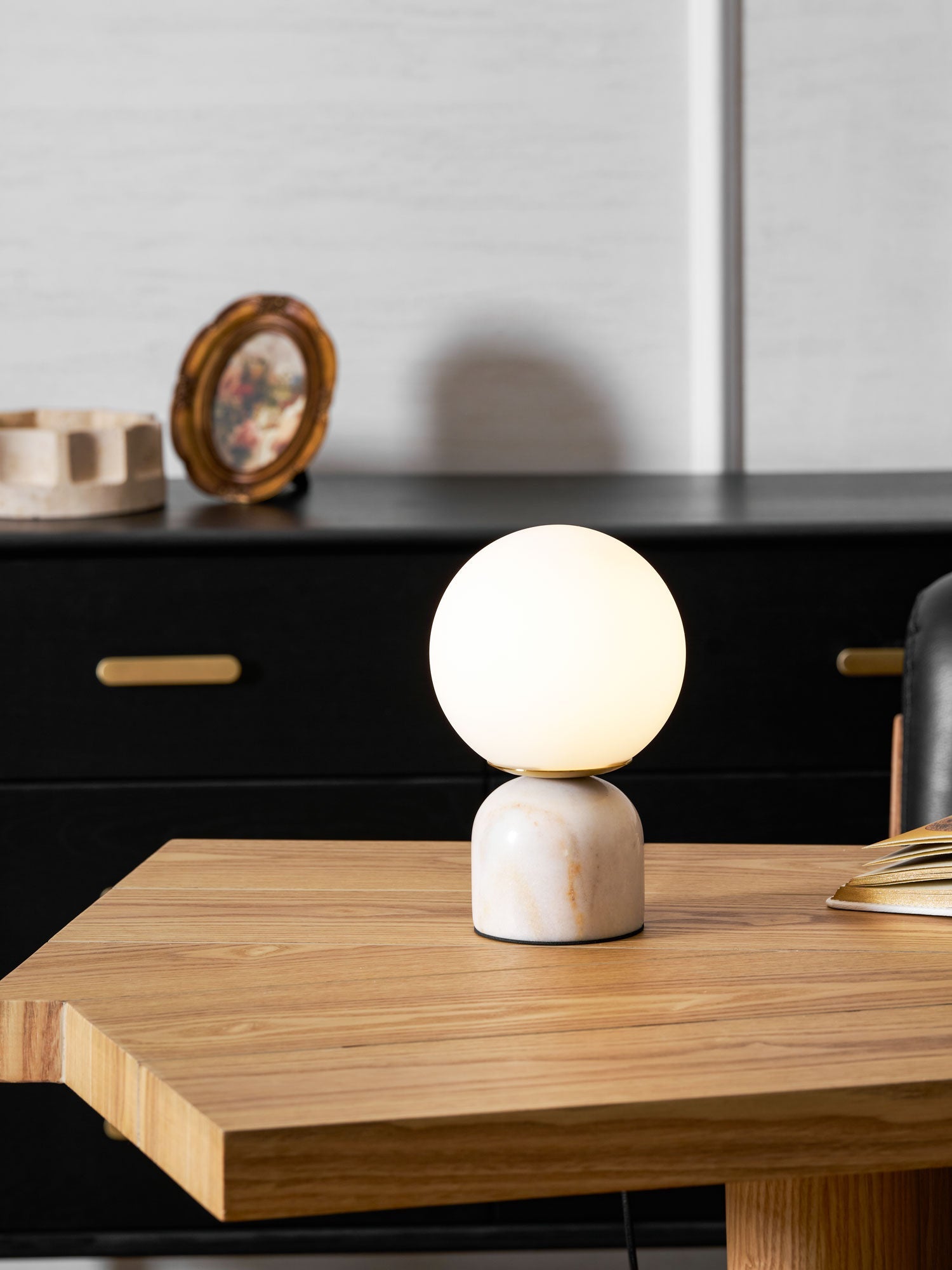 Marmeren Tafellamp met Glazen Bol – Scandinavisch Design voor Sfeervol Accent | Sansoti