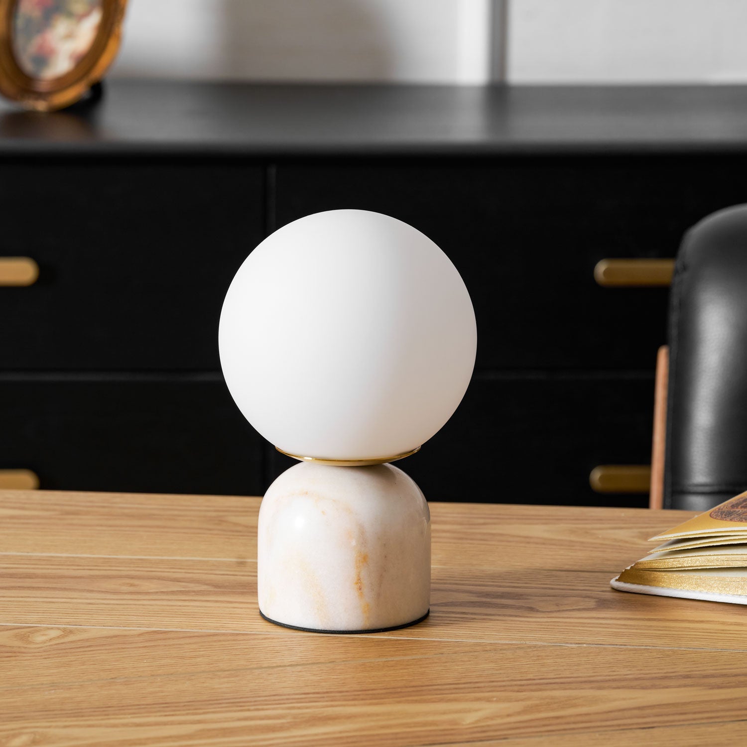 Marmeren Tafellamp met Glazen Bol – Scandinavisch Design voor Sfeervol Accent | Sansoti