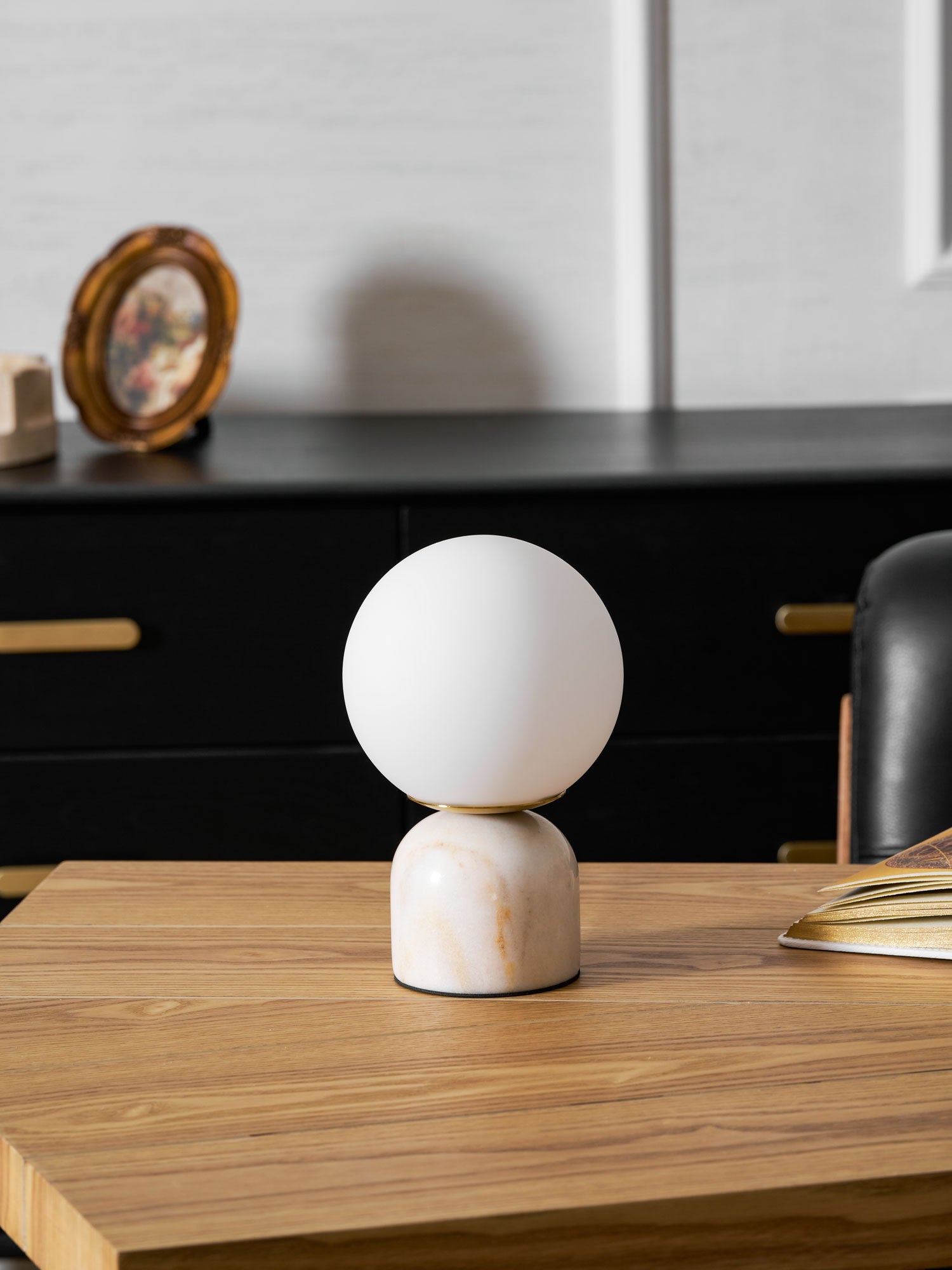 Marmeren Tafellamp met Glazen Bol – Scandinavisch Design voor Sfeervol Accent | Sansoti