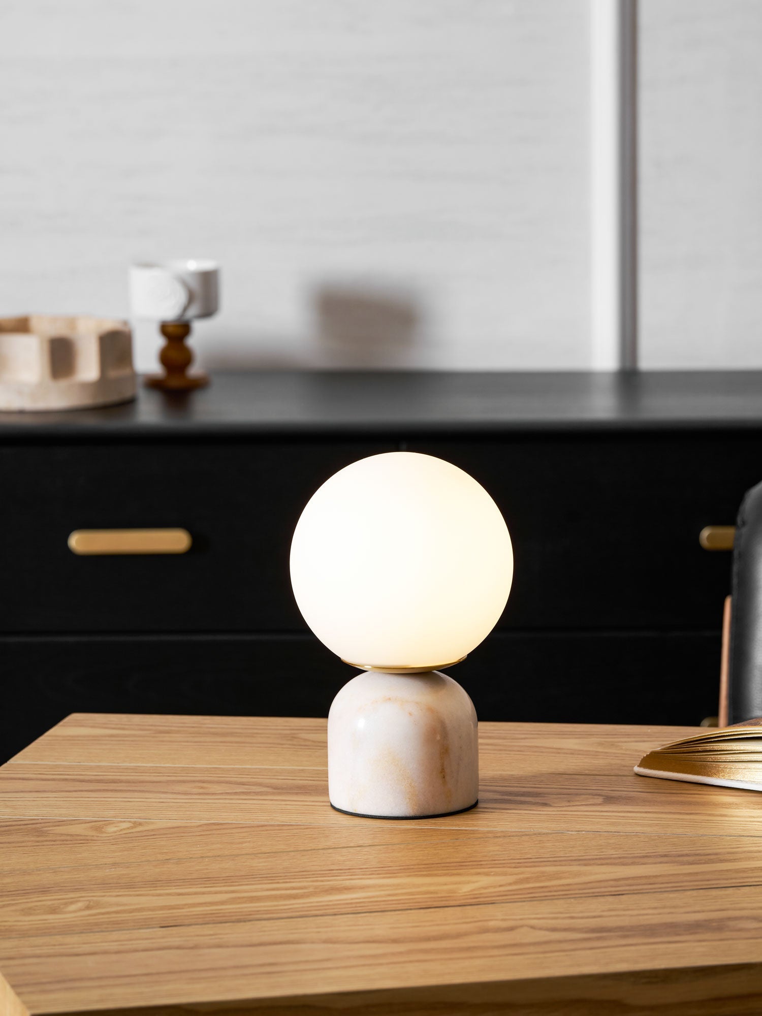 Marmeren Tafellamp met Glazen Bol – Scandinavisch Design voor Sfeervol Accent | Sansoti