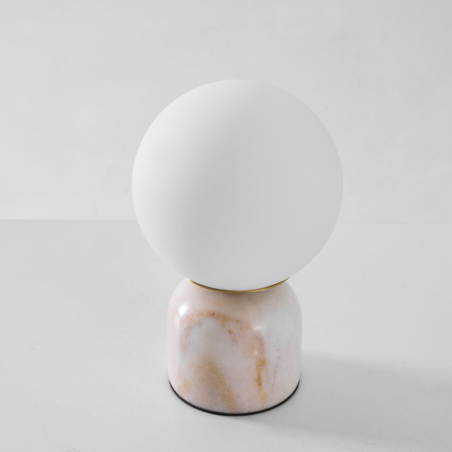 Marmeren Tafellamp met Glazen Bol – Scandinavisch Design voor Sfeervol Accent | Sansoti