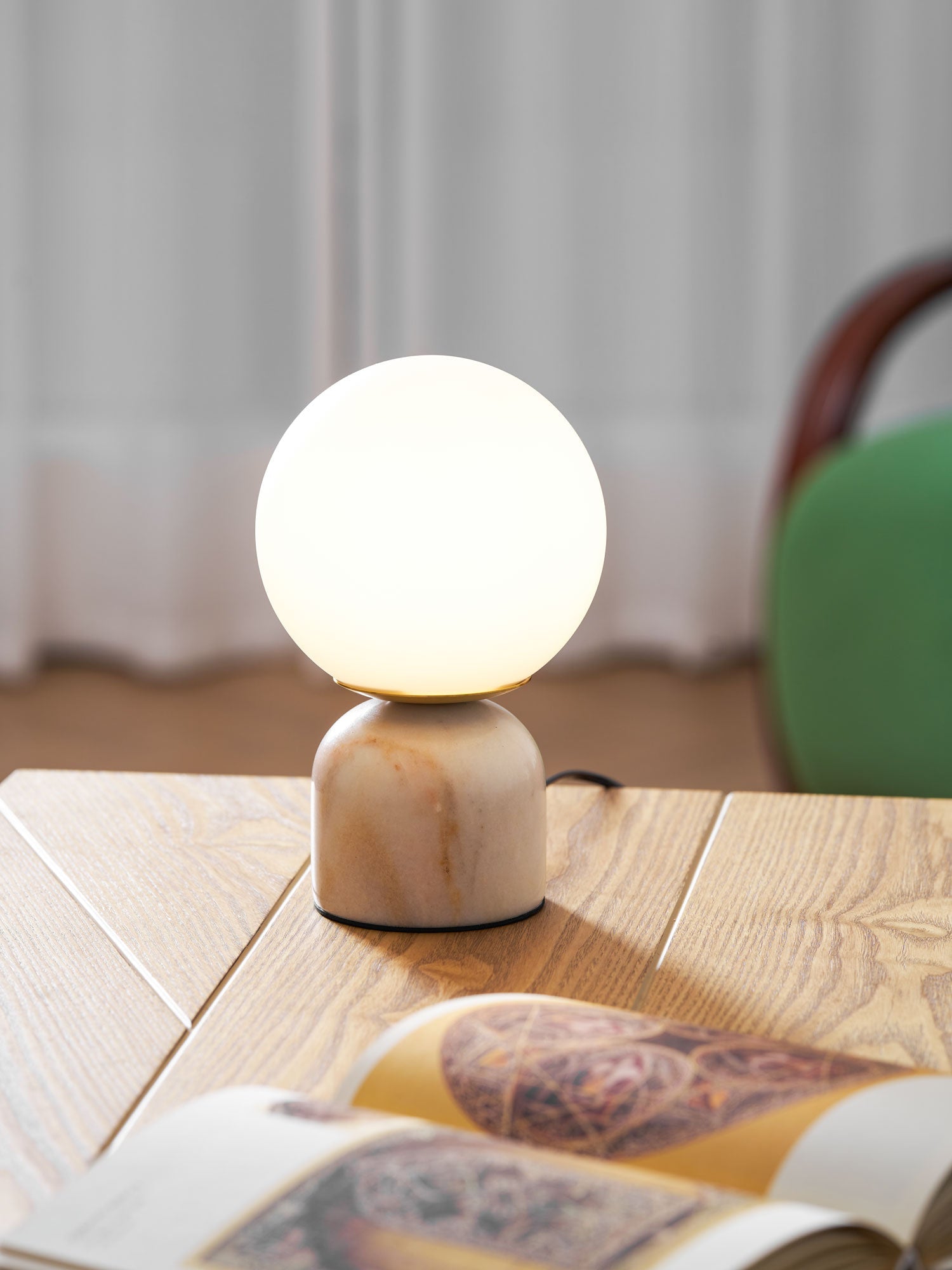 Marmeren Tafellamp met Glazen Bol – Scandinavisch Design voor Sfeervol Accent | Sansoti