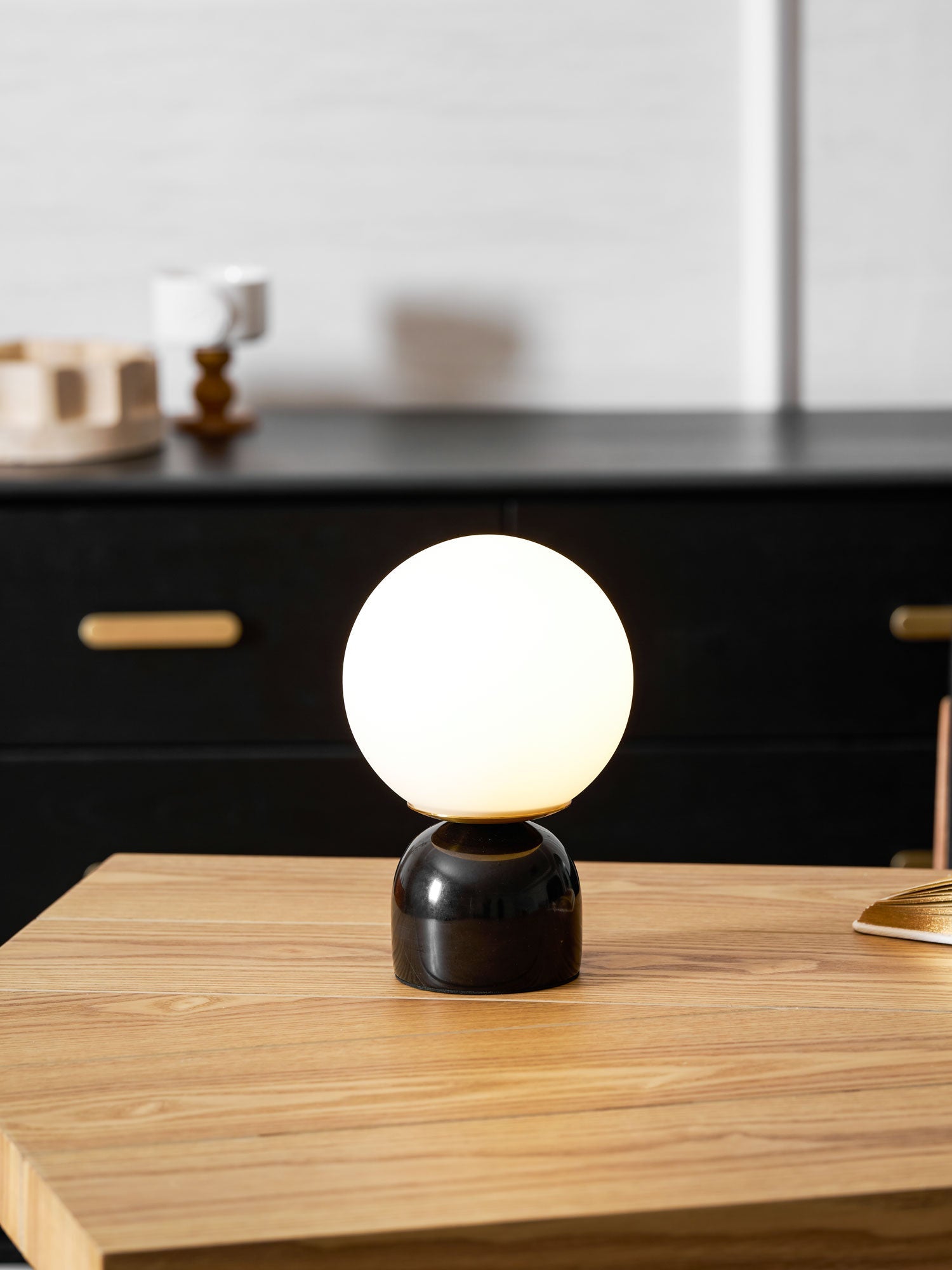 Marmeren Tafellamp met Glazen Bol – Scandinavisch Design voor Sfeervol Accent | Sansoti