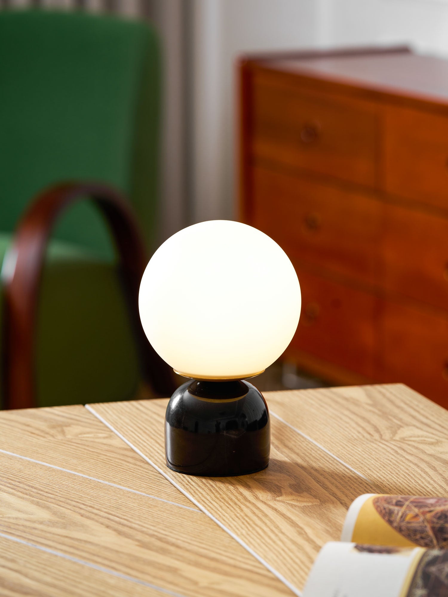 Marmeren Tafellamp met Glazen Bol – Scandinavisch Design voor Sfeervol Accent | Sansoti