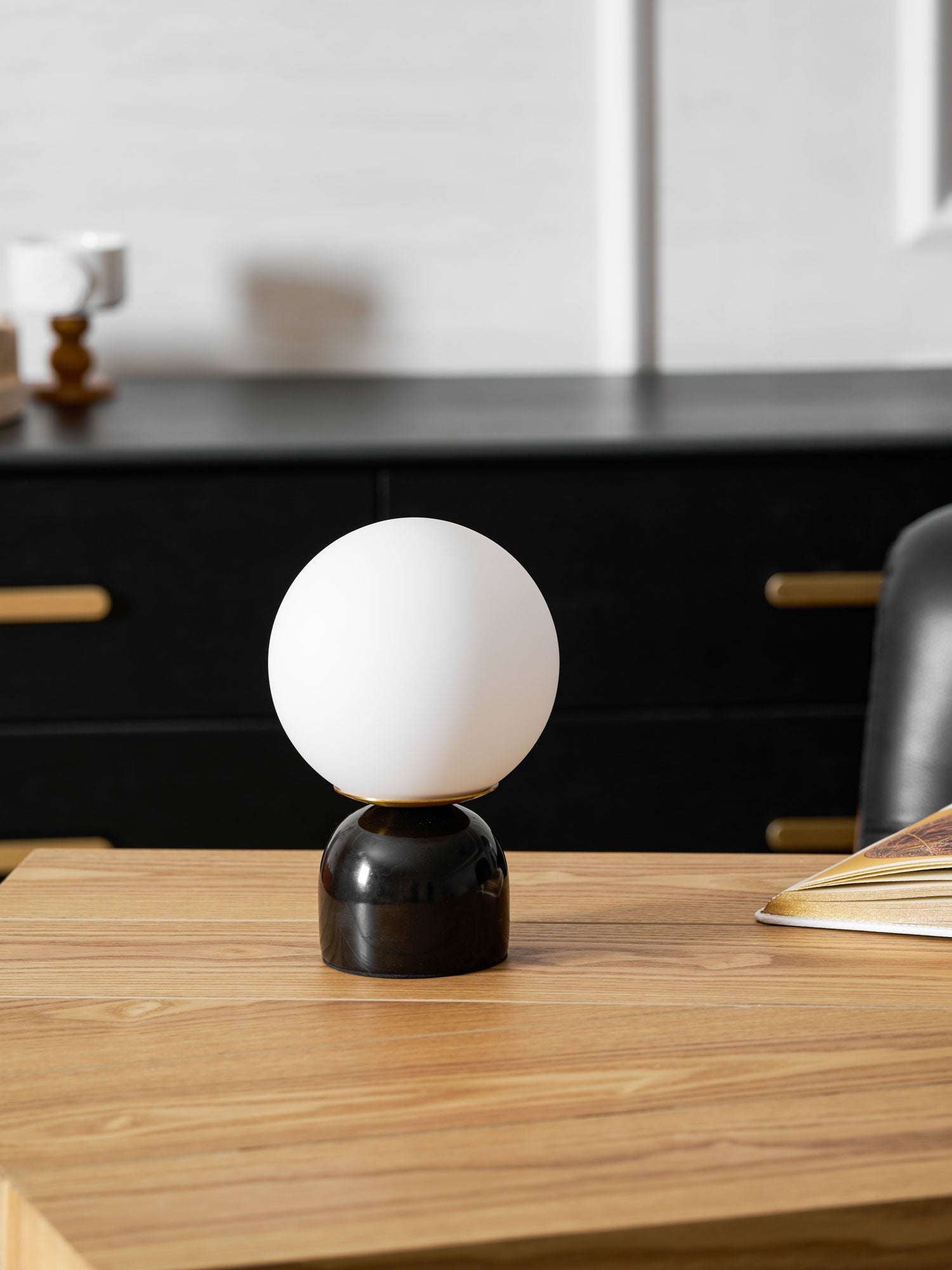 Marmeren Tafellamp met Glazen Bol – Scandinavisch Design voor Sfeervol Accent | Sansoti