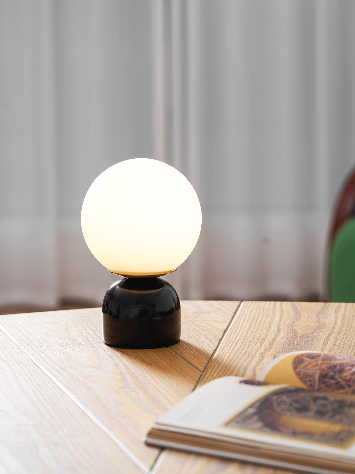 Marmeren Tafellamp met Glazen Bol – Scandinavisch Design voor Sfeervol Accent | Sansoti