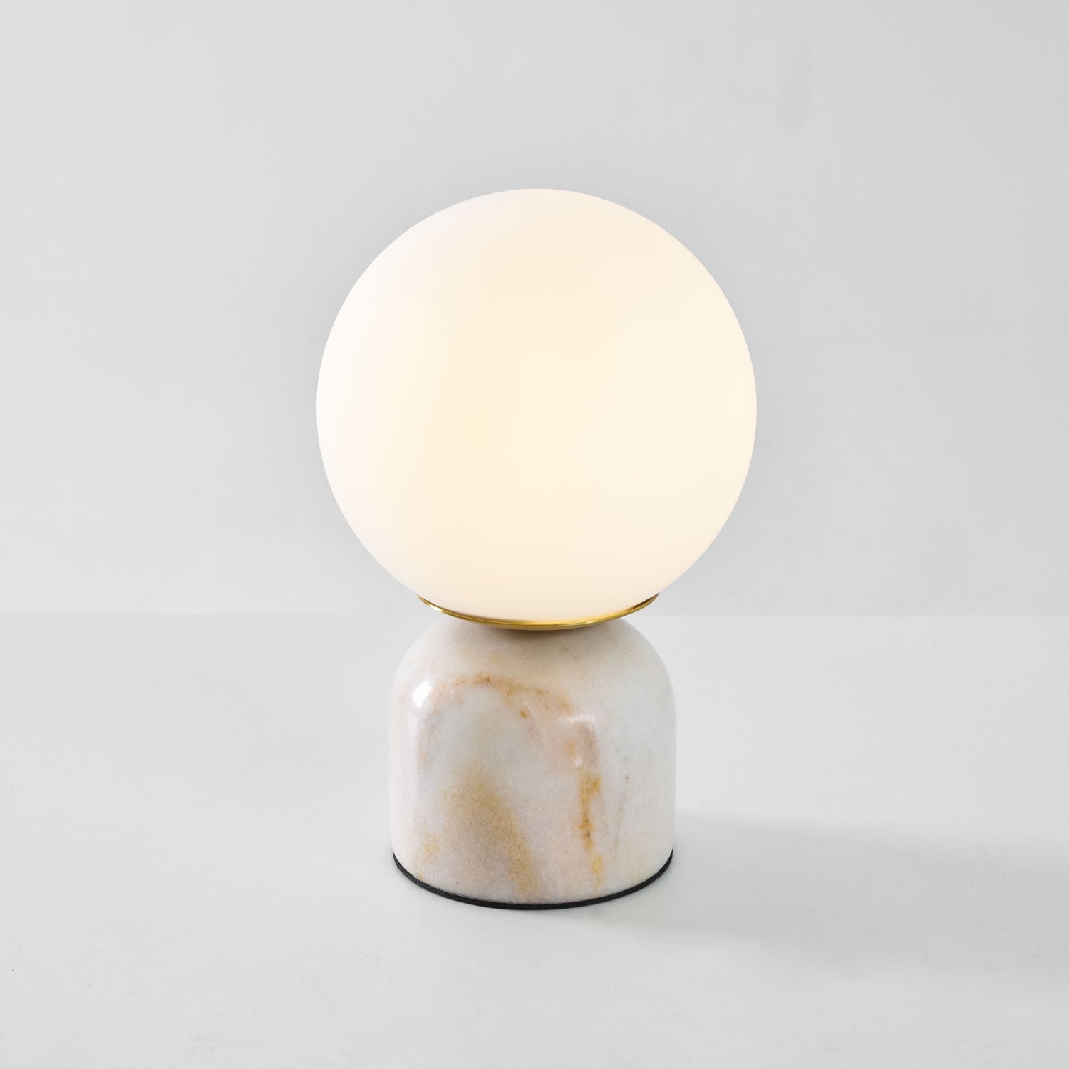 Marmeren Tafellamp met Glazen Bol – Scandinavisch Design voor Sfeervol Accent | Sansoti