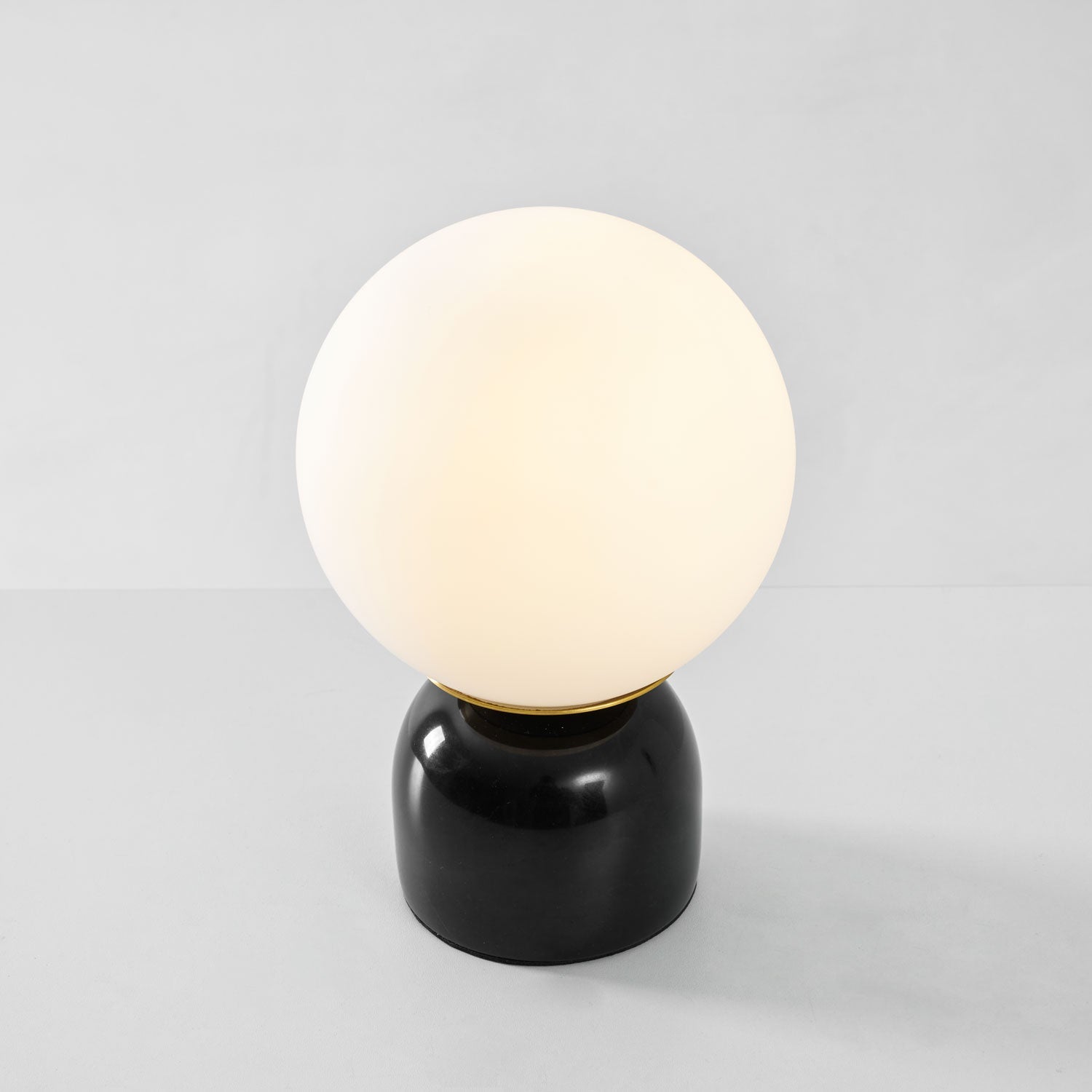 Marmeren Tafellamp met Glazen Bol – Scandinavisch Design voor Sfeervol Accent | Sansoti