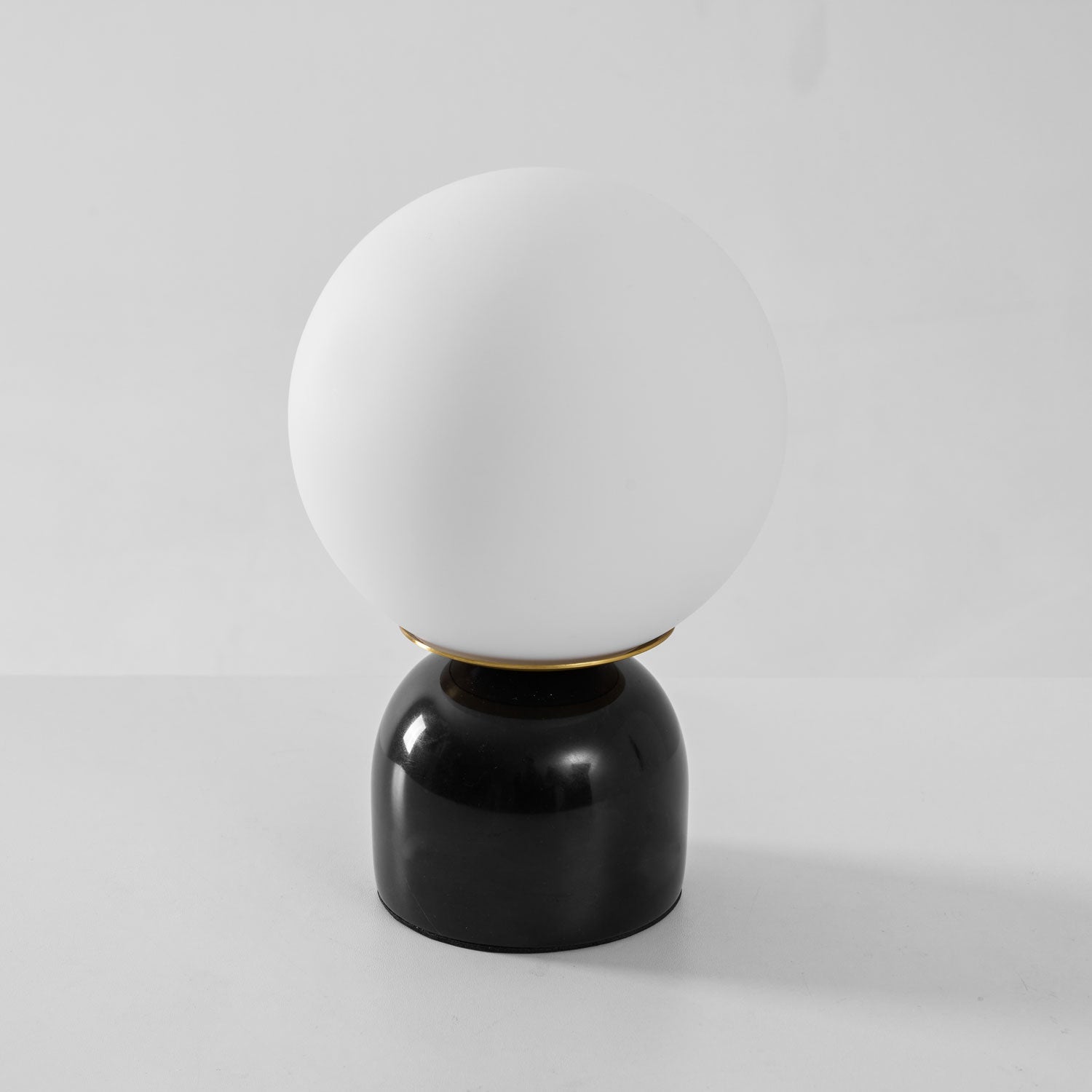 Marmeren Tafellamp met Glazen Bol – Scandinavisch Design voor Sfeervol Accent | Sansoti