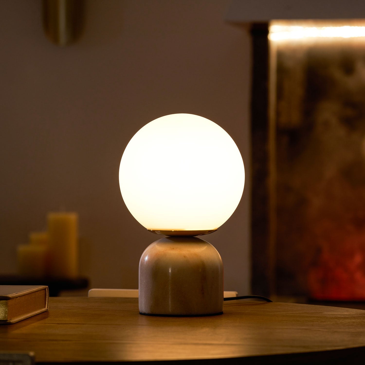 Marmeren Tafellamp met Glazen Bol – Scandinavisch Design voor Sfeervol Accent | Sansoti