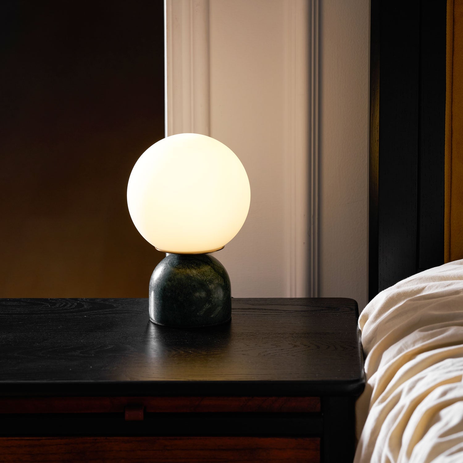 Marmeren Tafellamp met Glazen Bol – Scandinavisch Design voor Sfeervol Accent | Sansoti