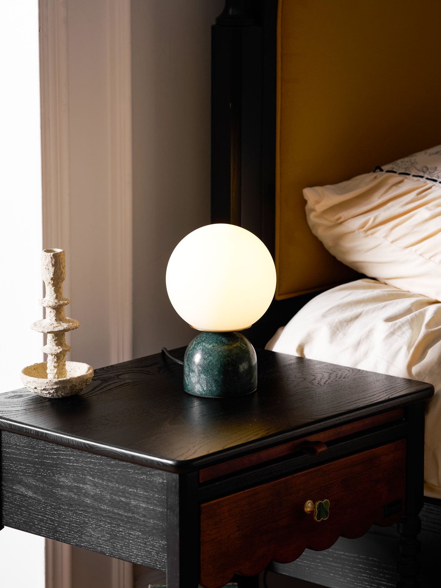 Marmeren Tafellamp met Glazen Bol – Scandinavisch Design voor Sfeervol Accent | Sansoti