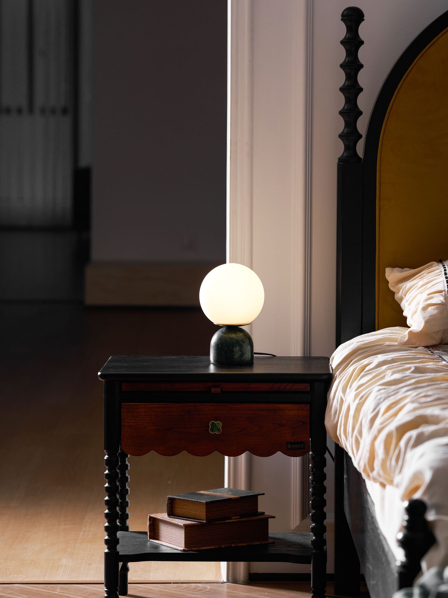 Marmeren Tafellamp met Glazen Bol – Scandinavisch Design voor Sfeervol Accent | Sansoti
