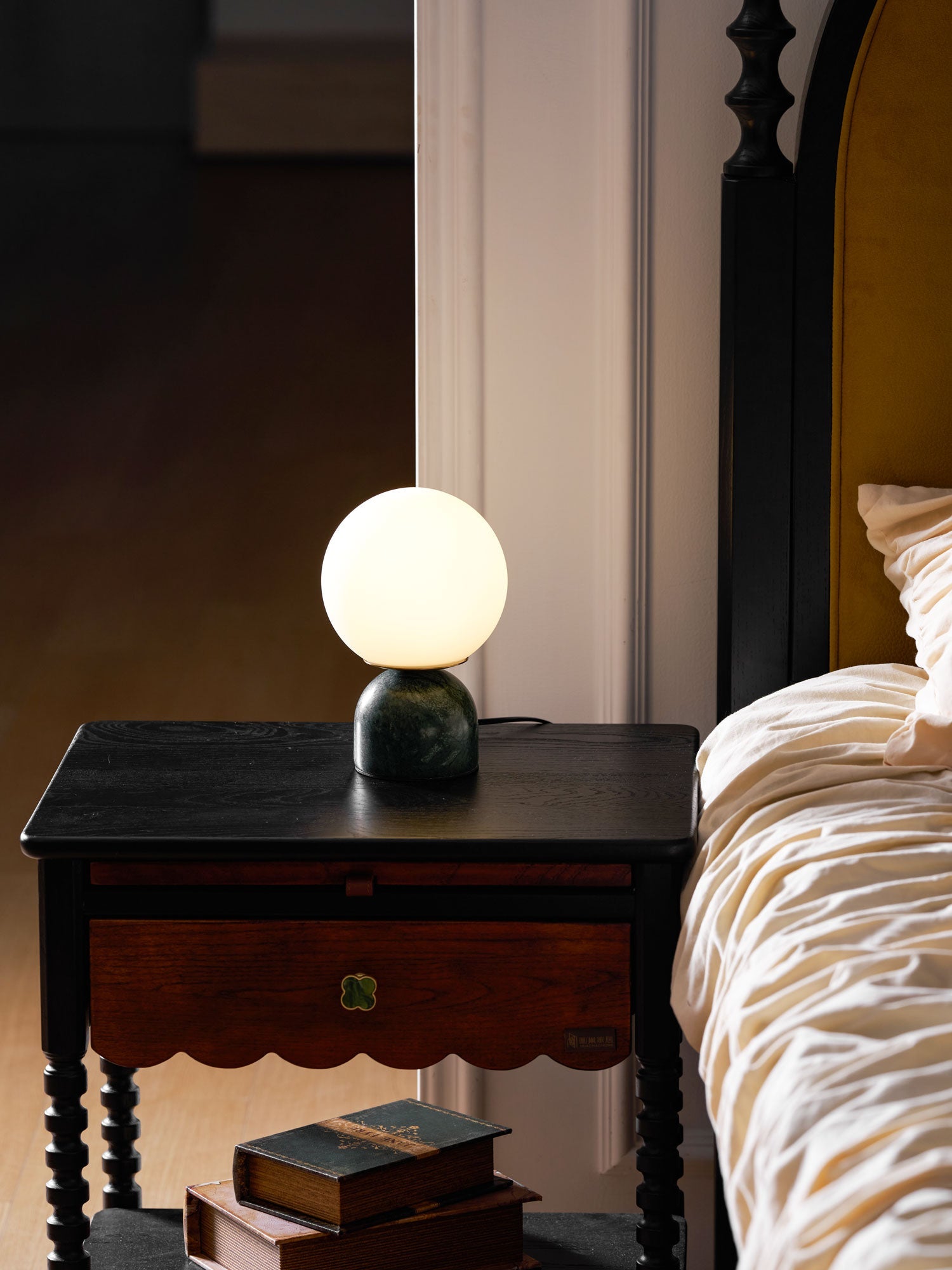Marmeren Tafellamp met Glazen Bol – Scandinavisch Design voor Sfeervol Accent | Sansoti