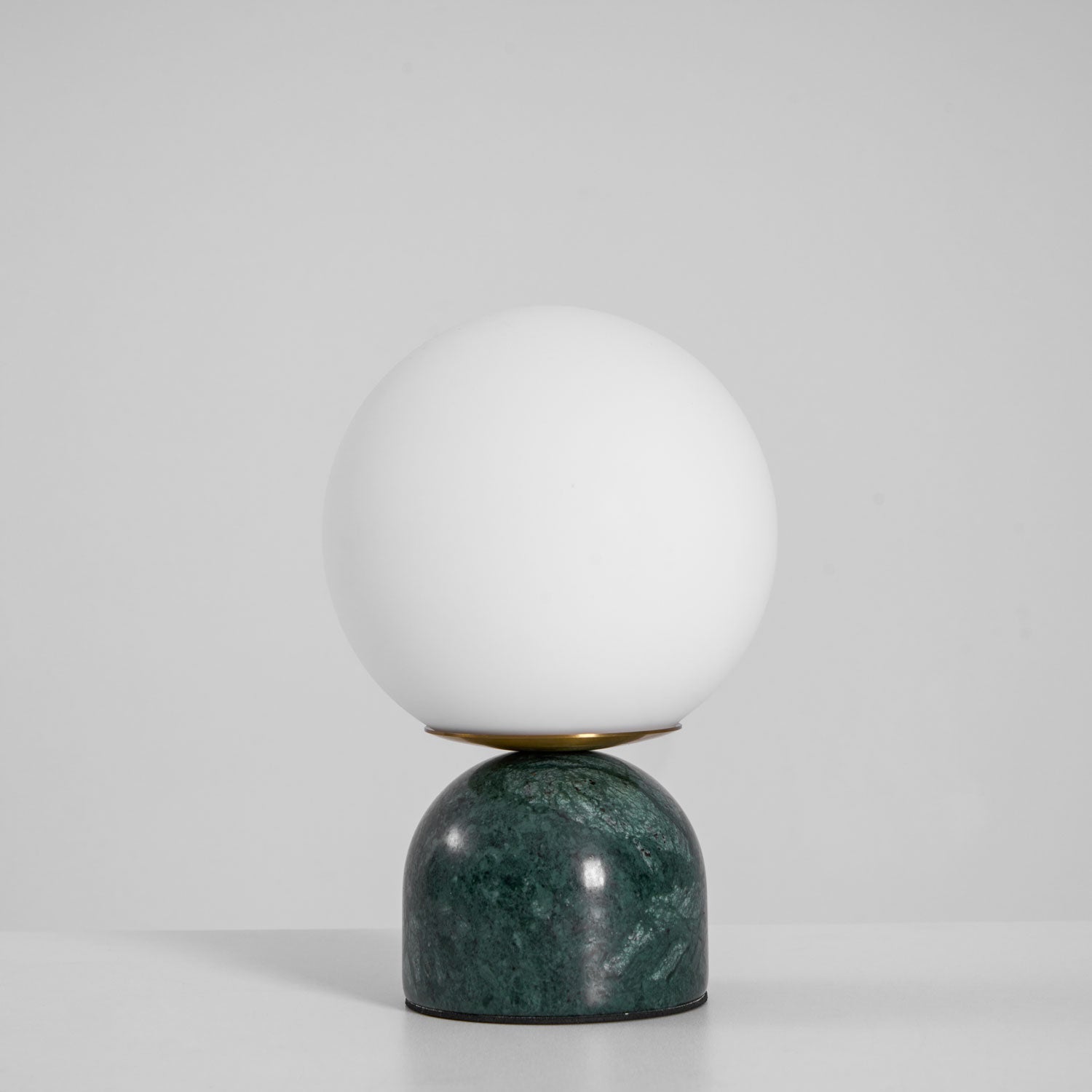 Marmeren Tafellamp met Glazen Bol – Scandinavisch Design voor Sfeervol Accent | Sansoti