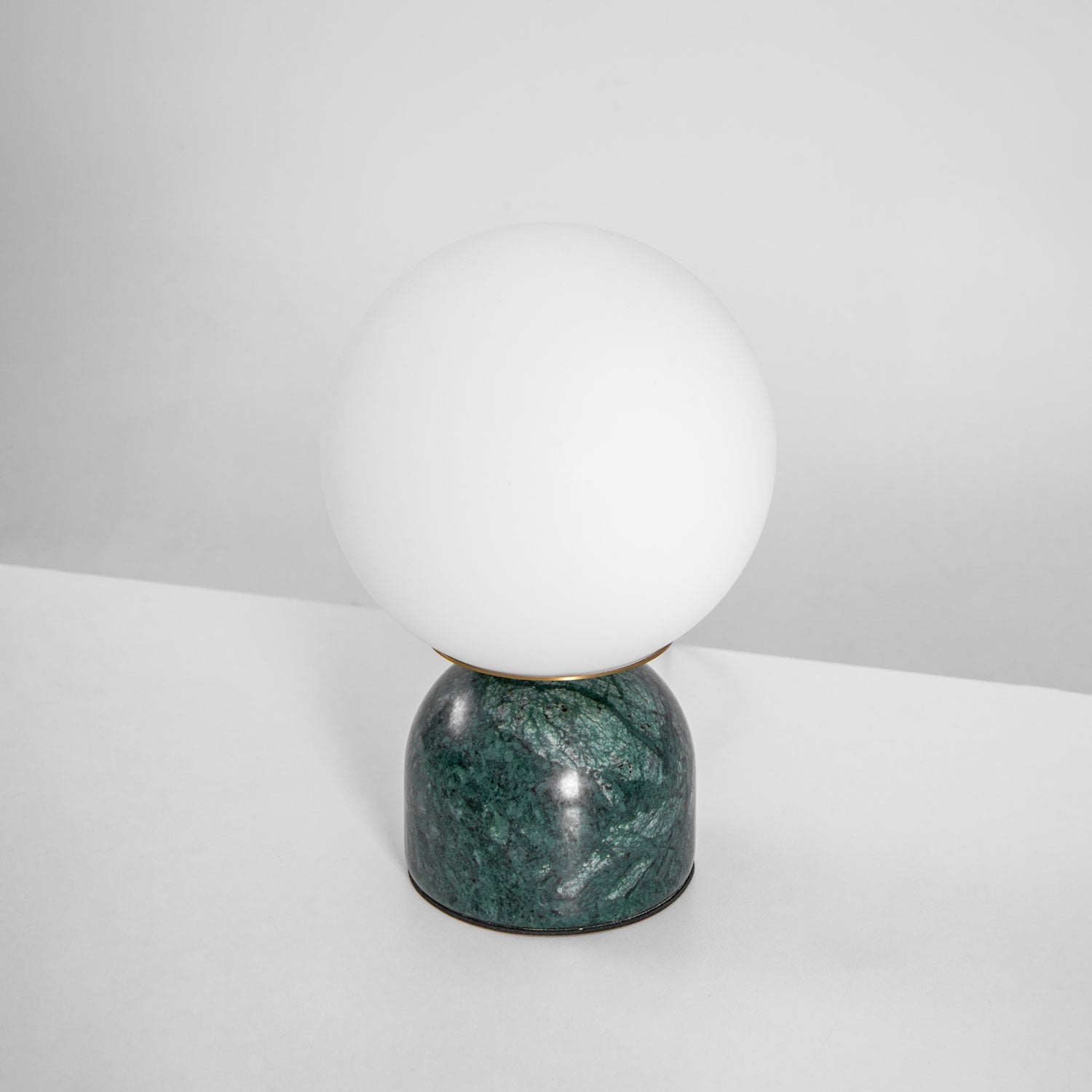 Marmeren Tafellamp met Glazen Bol – Scandinavisch Design voor Sfeervol Accent | Sansoti