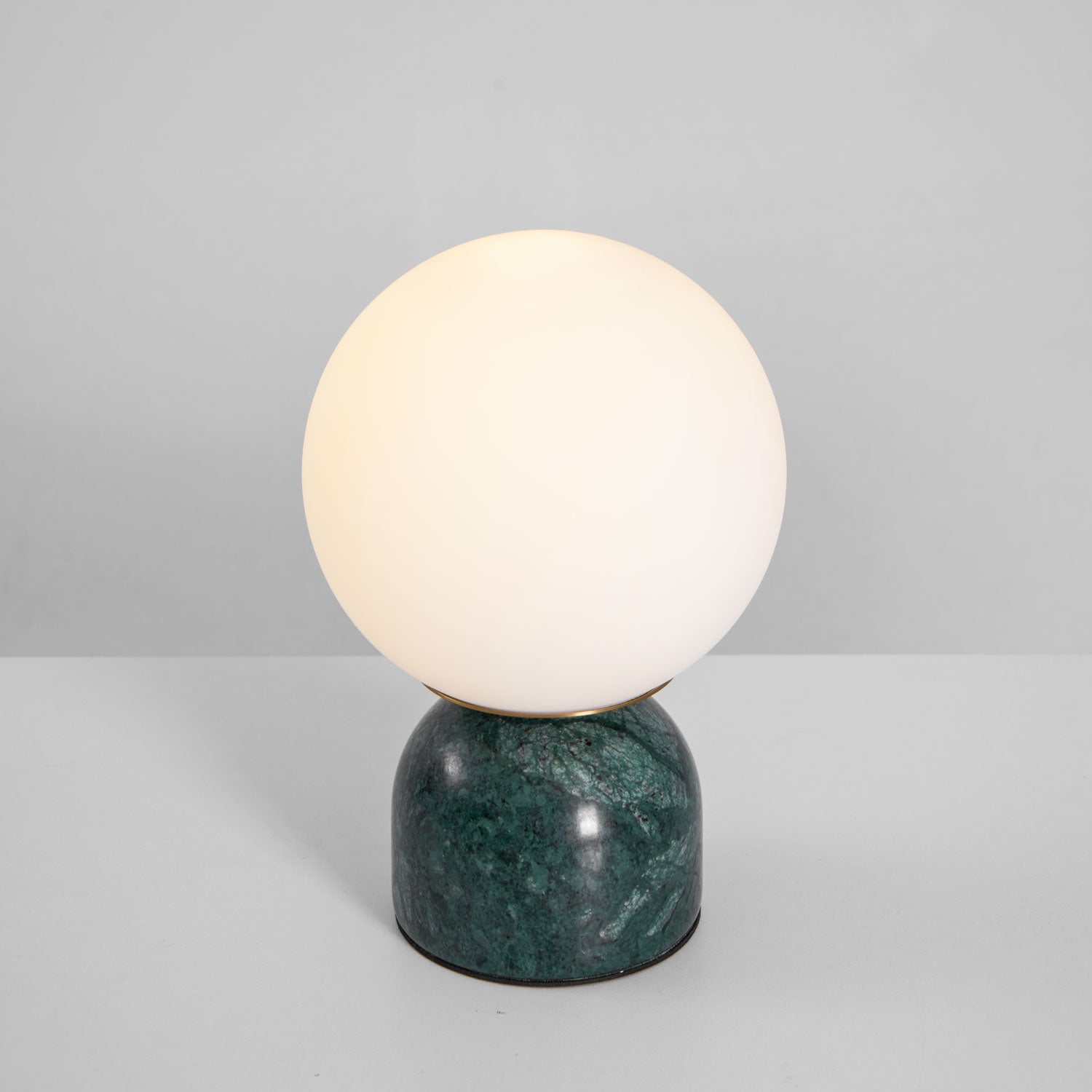 Marmeren Tafellamp met Glazen Bol – Scandinavisch Design voor Sfeervol Accent | Sansoti