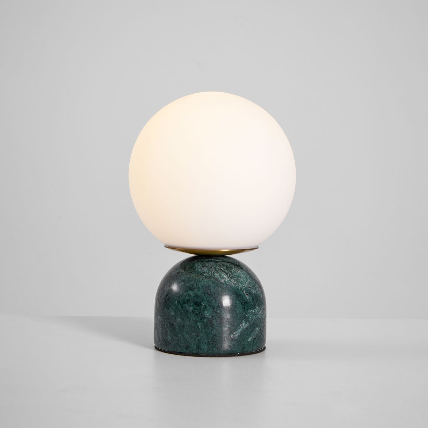 Marmeren Tafellamp met Glazen Bol – Scandinavisch Design voor Sfeervol Accent | Sansoti