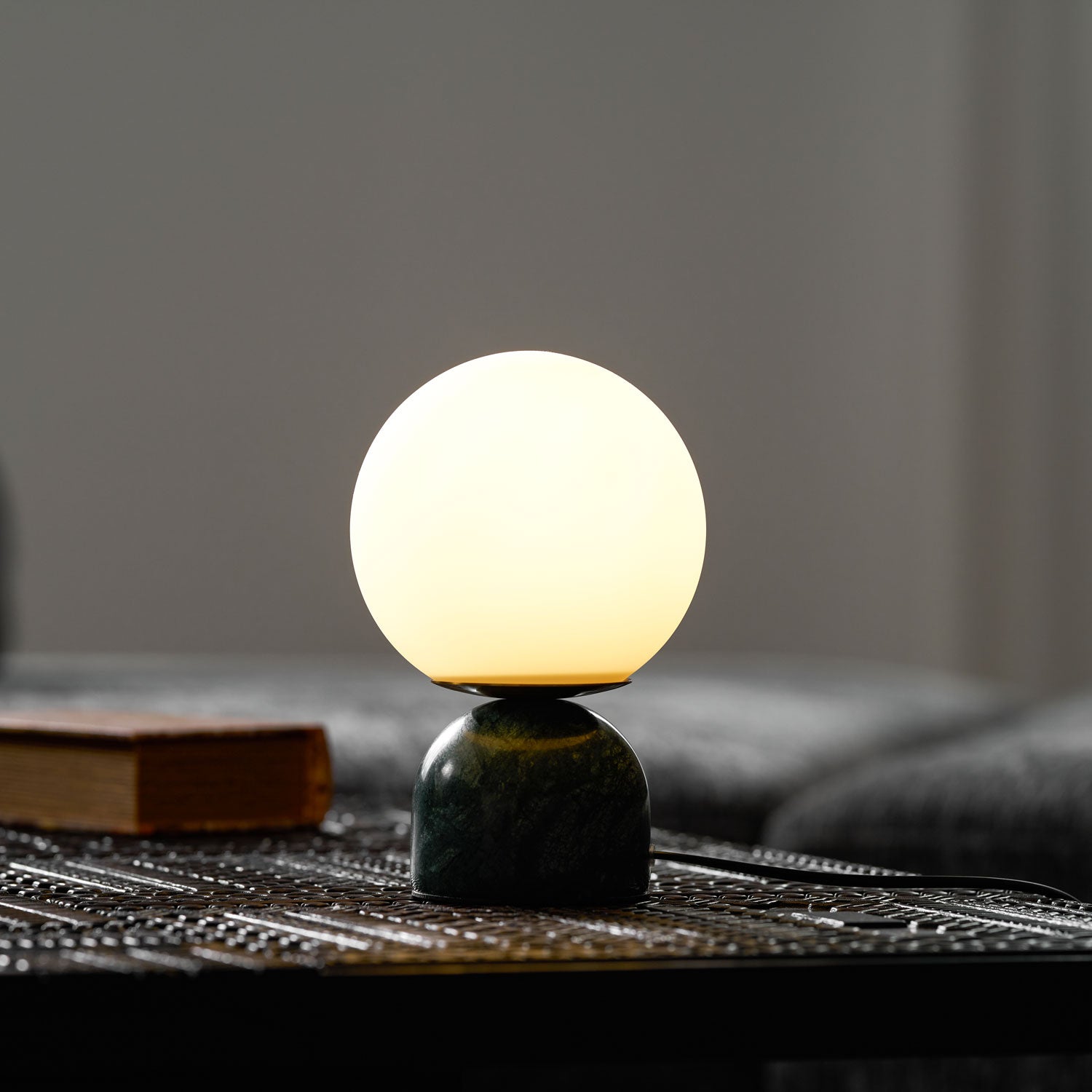 Marmeren Tafellamp met Glazen Bol – Scandinavisch Design voor Sfeervol Accent | Sansoti