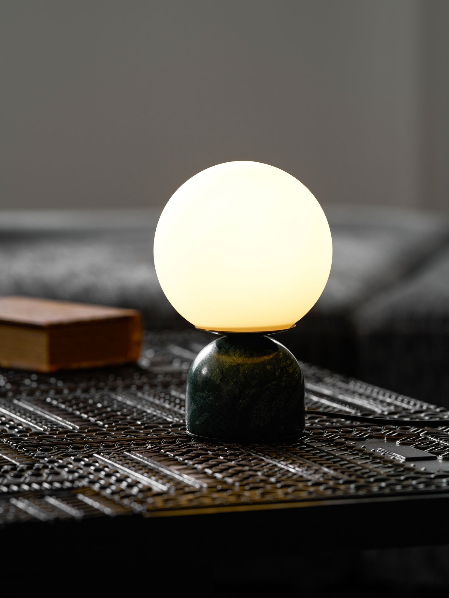 Marmeren Tafellamp met Glazen Bol – Scandinavisch Design voor Sfeervol Accent | Sansoti
