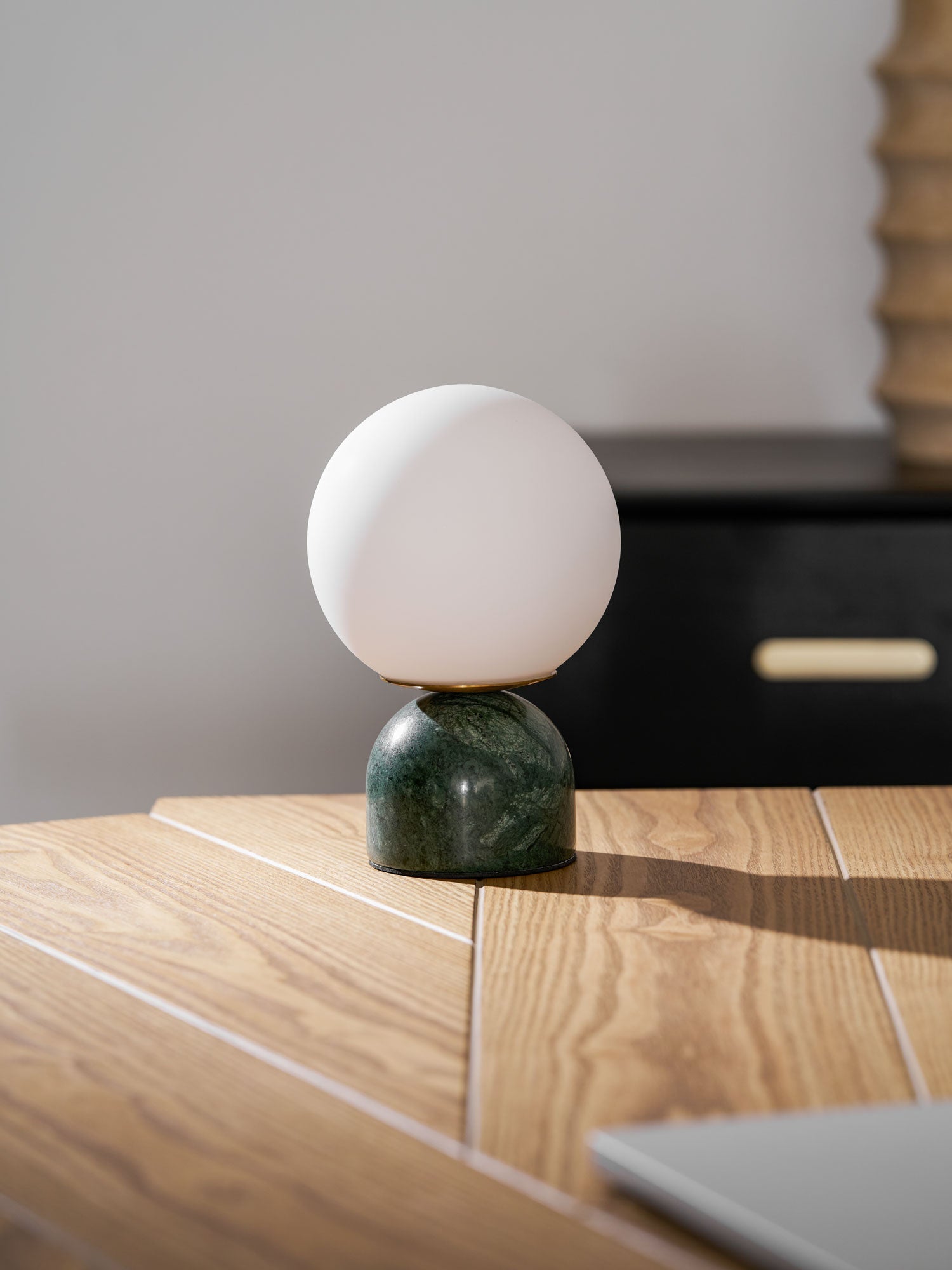 Marmeren Tafellamp met Glazen Bol – Scandinavisch Design voor Sfeervol Accent | Sansoti