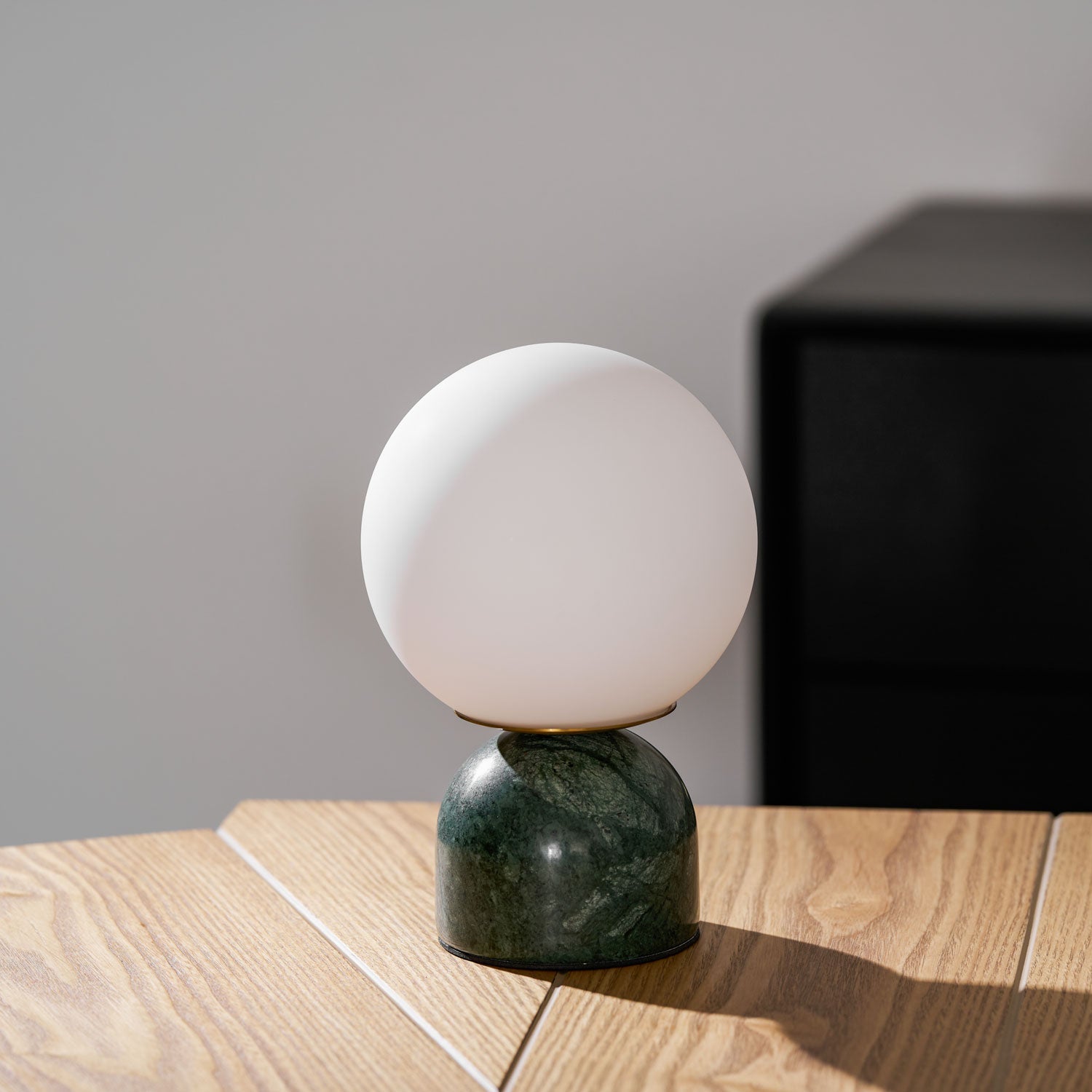 Marmeren Tafellamp met Glazen Bol – Scandinavisch Design voor Sfeervol Accent | Sansoti