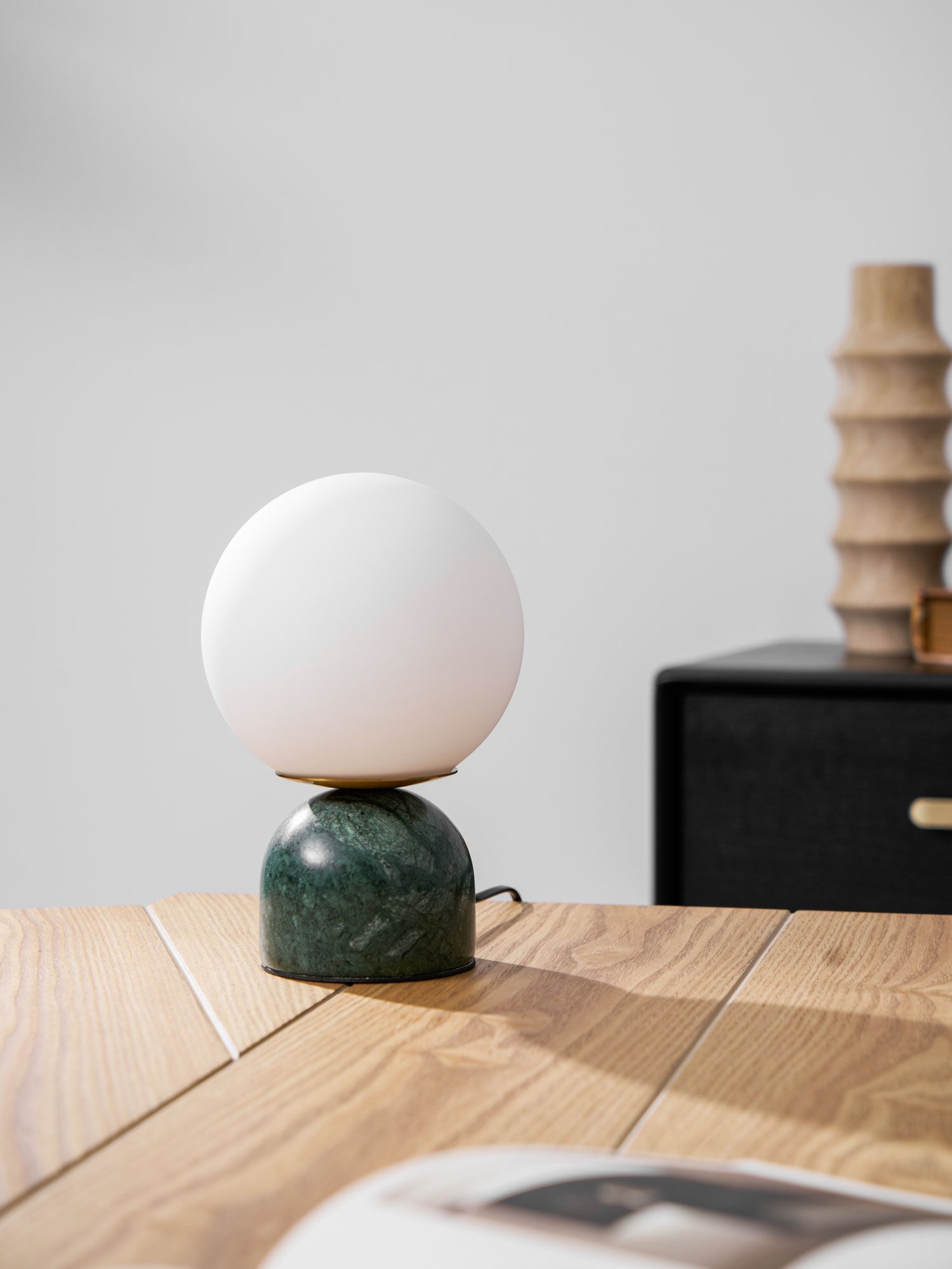 Marmeren Tafellamp met Glazen Bol – Scandinavisch Design voor Sfeervol Accent | Sansoti