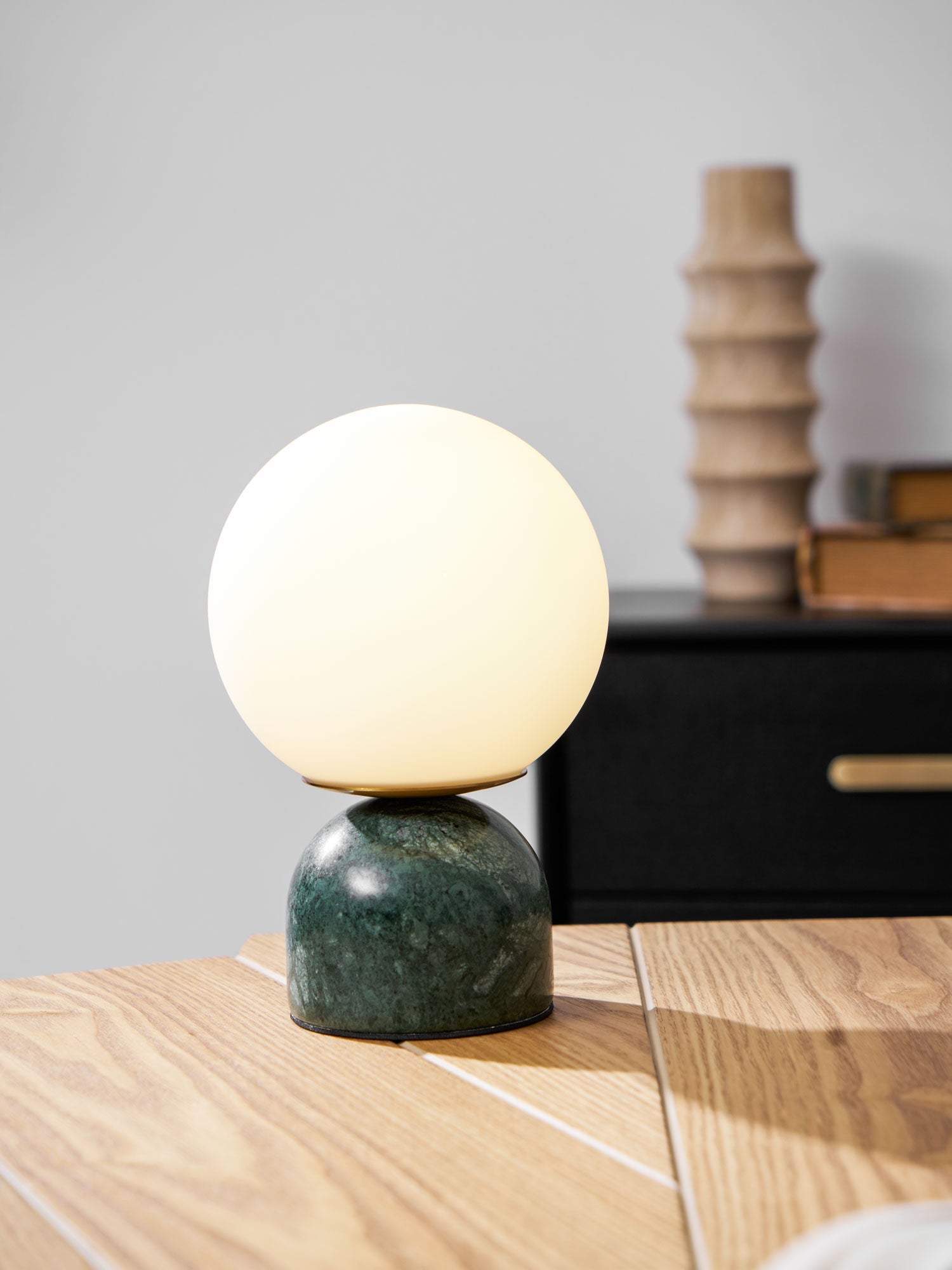Marmeren Tafellamp met Glazen Bol – Scandinavisch Design voor Sfeervol Accent | Sansoti