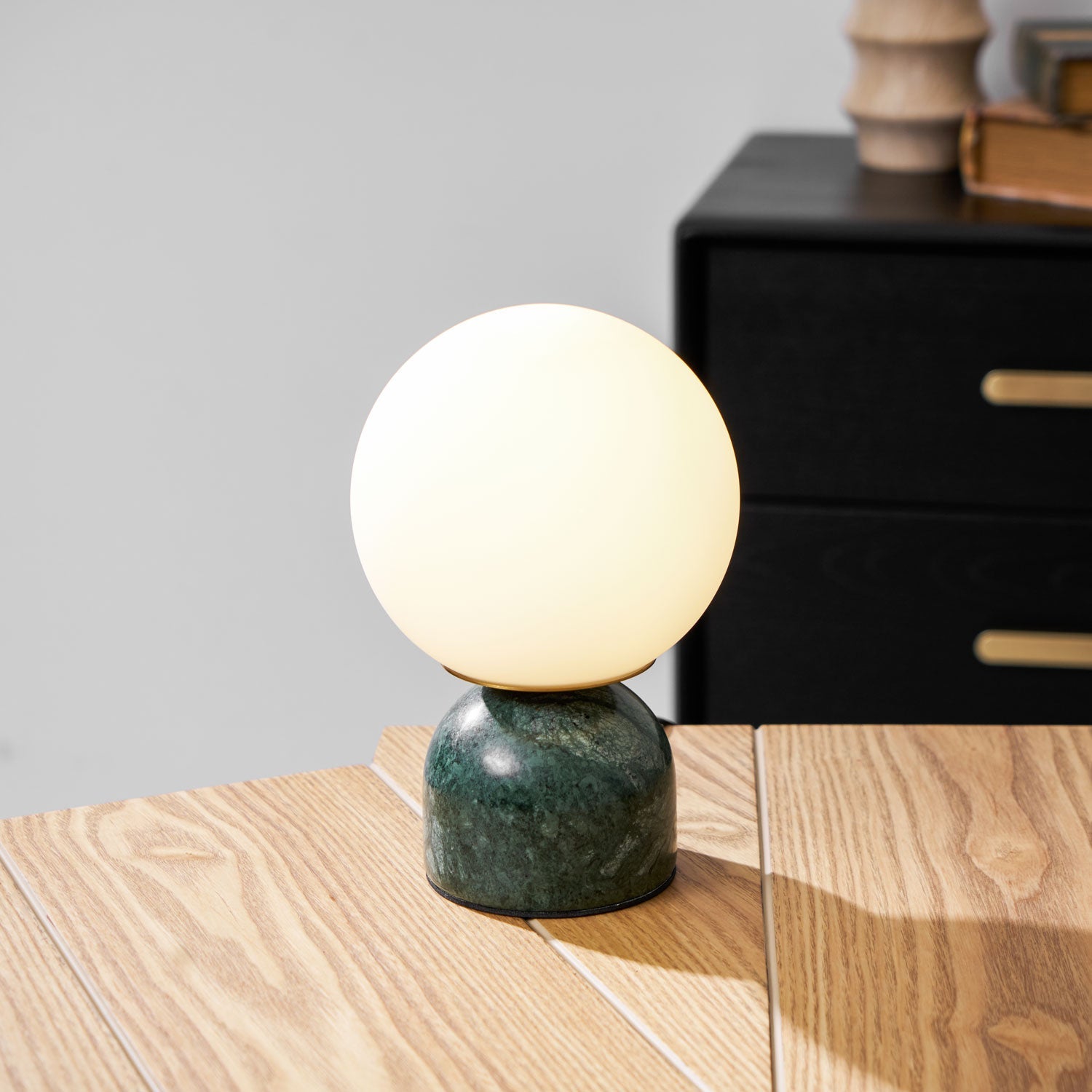 Marmeren Tafellamp met Glazen Bol – Scandinavisch Design voor Sfeervol Accent | Sansoti