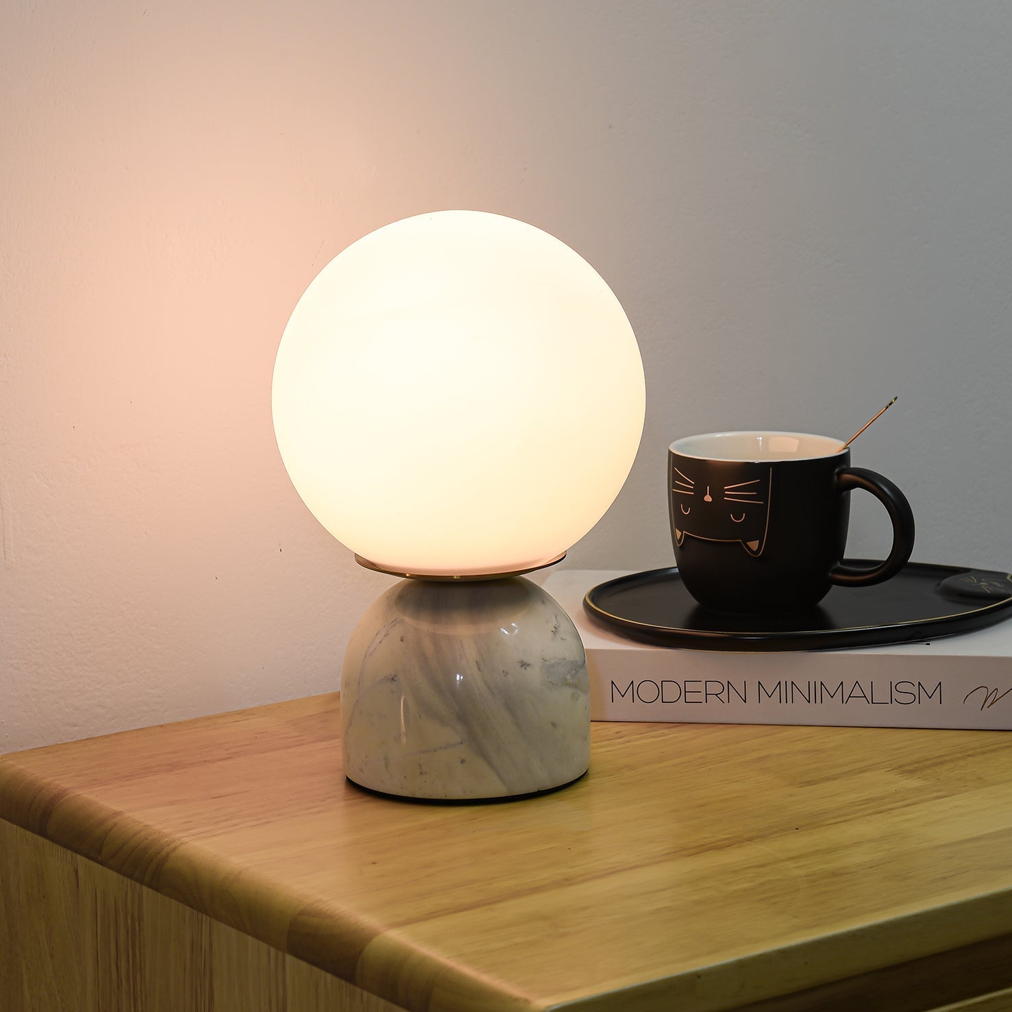 Marmeren Tafellamp met Glazen Bol – Scandinavisch Design voor Sfeervol Accent | Sansoti
