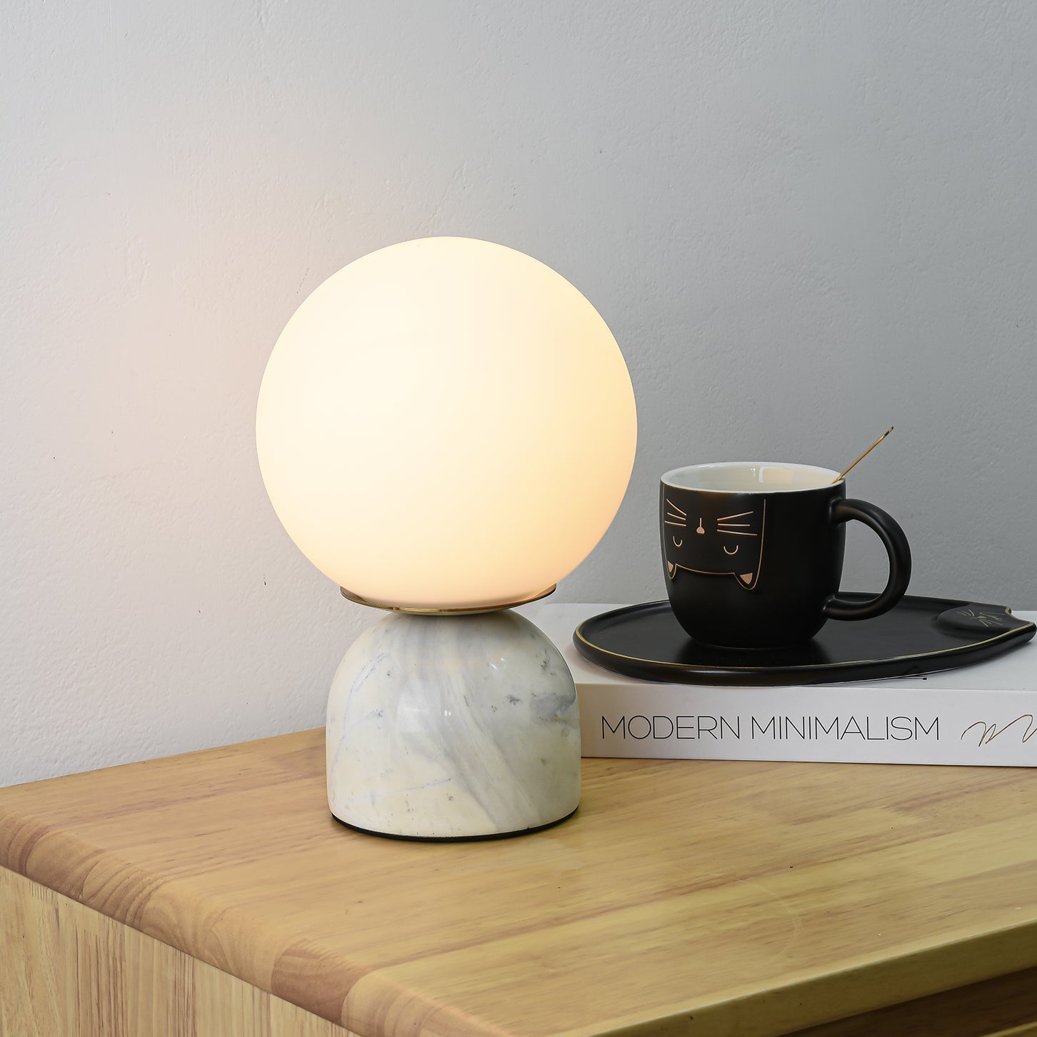 Marmeren Tafellamp met Glazen Bol – Scandinavisch Design voor Sfeervol Accent | Sansoti