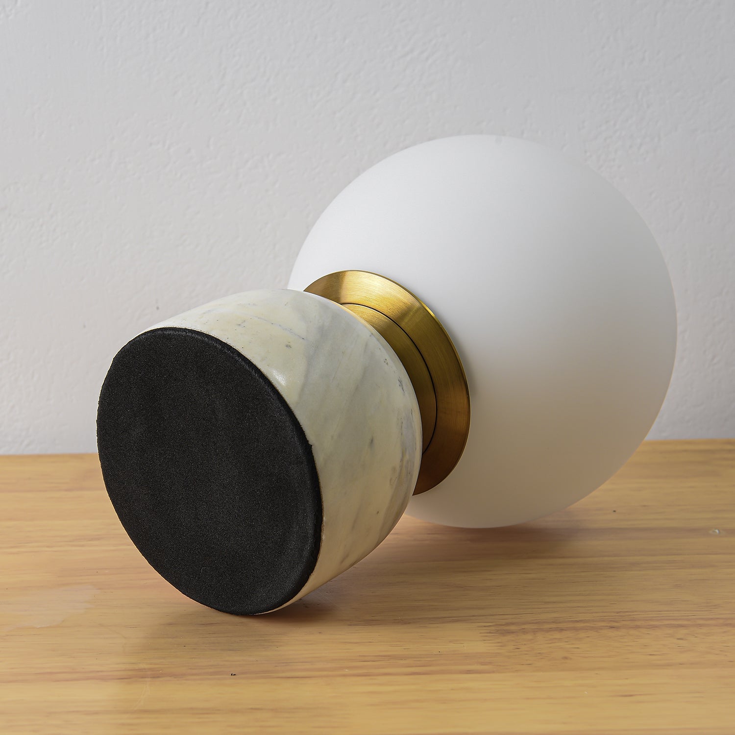 Marmeren Tafellamp met Glazen Bol – Scandinavisch Design voor Sfeervol Accent | Sansoti