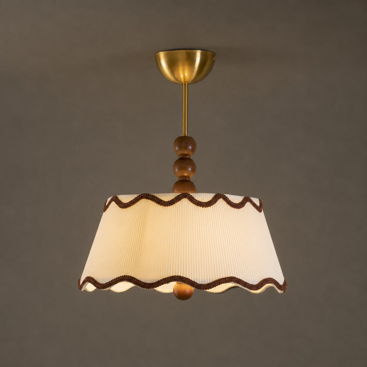 Plafondlamp met Geplooide Kap en Houten Kralen – Vintage Cottage Stijl voor Warm Sfeervol Licht | Sansoti